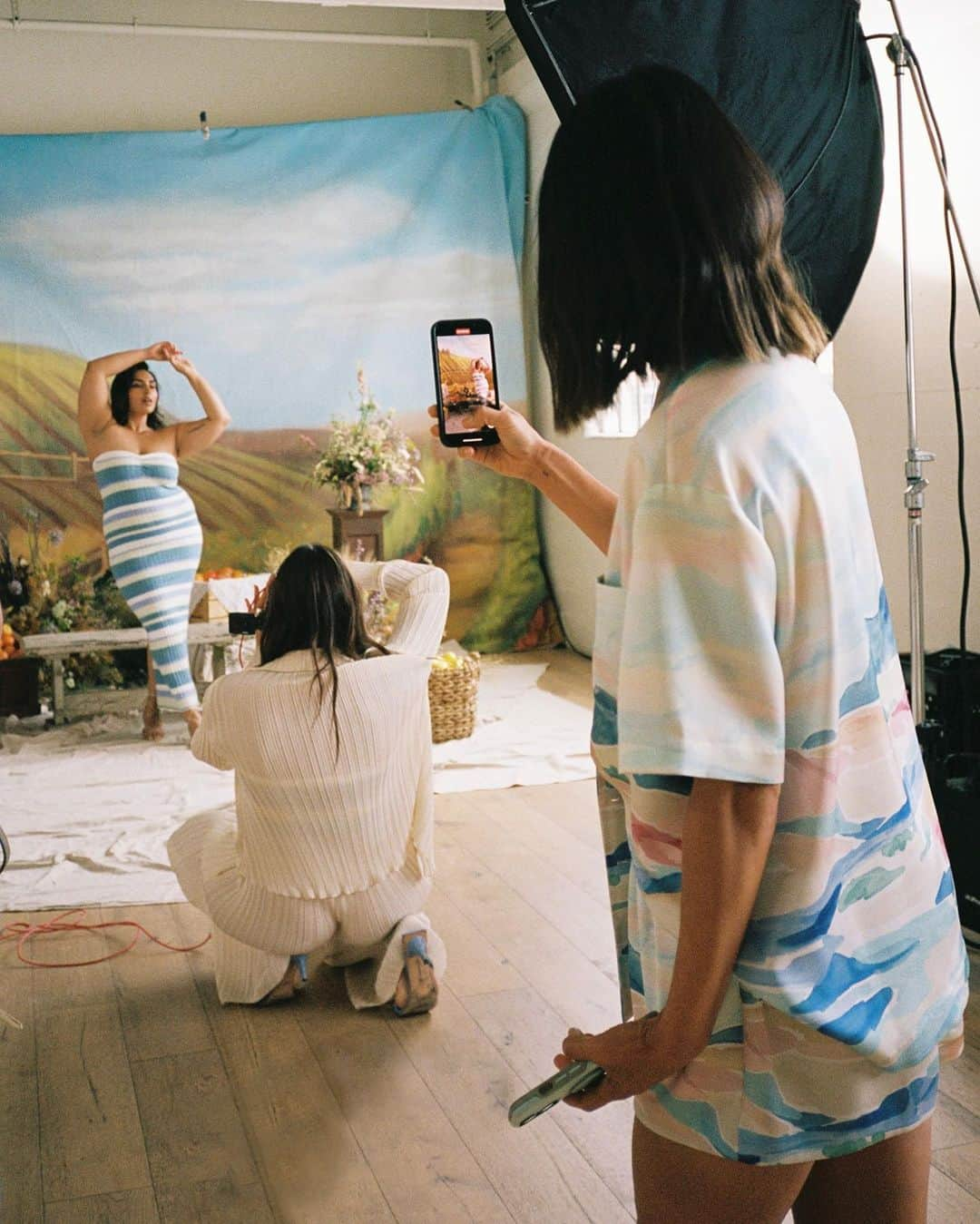 エイミー・ソングさんのインスタグラム写真 - (エイミー・ソングInstagram)「Because we know you love a little BTS moment. Shop the new collection available now on @revolve.   #behindthescenesphotoshoot #revolve #summerwardrobe」5月17日 9時26分 - songofstyle