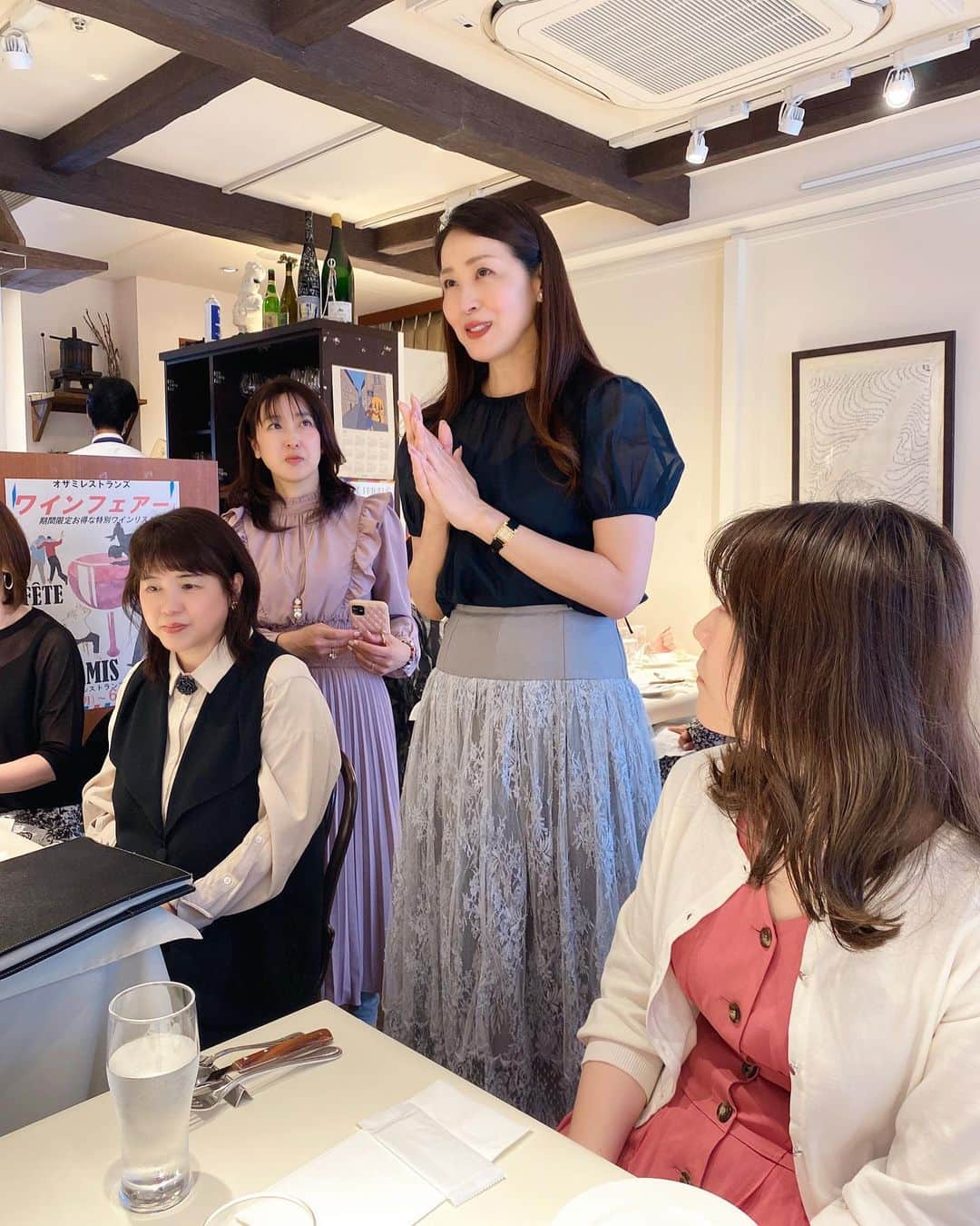 Atsukoさんのインスタグラム写真 - (AtsukoInstagram)「あつみんと愉快な仲間たち🌹 ⁡ 第3回Atsuko Birthday ランチ開催🌹 （休業に入る前に開催） ⁡ ⁡ お店選びは 私が事前に食べに行って 美味しい&接客が良いお店と ⁡ 太鼓判を押したお店をチョイス♡ ⁡ だから、外しません💗 ⁡ ⁡ ⁡ 今回は4、５月生まれの方の バースデー会も 新たに取り入れました✨ ⁡ ⁡ みんな愛されるために 生まれてきたのです🌹 ⁡ ⁡ ⁡ あつみん会では 参加した全員から 気持ちばかりのbirthday プレゼント🎁と お祝いのメッセージを送ります🥂  私からのお菓子のプレゼントも🤭💗 ⁡ ⁡ ⁡ 互いにbirthdayのお祝いができるので 親交が深まります❣️ ⁡ ⁡ あつみん会の趣旨は 私が50歳になってこれからの人生を 真剣に考えたときに ⁡ ⁡ 子育てもひと段落して 仕事だけでは寂しい、、、  大好きな仲間と楽しい時間を 共有したい✨ ⁡ ⁡ 50代でも現役で働く女性が 増える中 悩みを聞いたり打ち明けたり ⁡ 共感する場所が絶対女性には 必要だと私自身が感じたからです ⁡ ⁡ 私の人生は大好きな仲間がいることで とても豊かになりました✨ ⁡ いつも笑顔でいられるように なりました✨ ⁡ 不安がなくなりました✨✨ ⁡ どんな時も 一緒に人生を歩める 仲間がいると思うと ⁡ 勇気がわいてきます。 ⁡ ⁡ 依存ではなく それぞれが精神的に自律している 大人の関係はとても居心地が良く 互いを成長させてくれます✨ ⁡ ⁡ 様々な職種の方がいらっしゃるので ビジネスの情報交換、 今、はまっていること 女性の自立、恋愛、家族愛などetc ⁡ ⁡ 素敵な女性からは ポジティブな楽しい会話が溢れます ⁡ そんな素敵な女性の集まり コミュニティになっています ⁡ 2ヶ月ごとに開催しております♡ ⁡ ⁡ 条件は、、、 私とリアルで 知り合いであることです❣️ ⁡ 参加されたい方は 是非DMくださいね❣️ ⁡ ⁡ Instagramからのご縁が 最近増えていてとても嬉しいです🌹 ⁡ ⁡ 良い導きがお互いにありますように✨✨ ⁡ ⁡ ⁡ 次ポストではあつみん会の 楽しい様子が続きますよ✨ ⁡ お楽しみに💗 ⁡ ⁡ ⁡ ⁡ #50代 #コミュニティ #あつみん会 #あつみんと愉快な仲間達 #AtsukoBirthdayランチ #銀座 #銀座オザミデヴァン本店  #フレンチ #ランチコース #大人女性 #共有 #お祝い」5月17日 9時26分 - atsuko__kawashima_