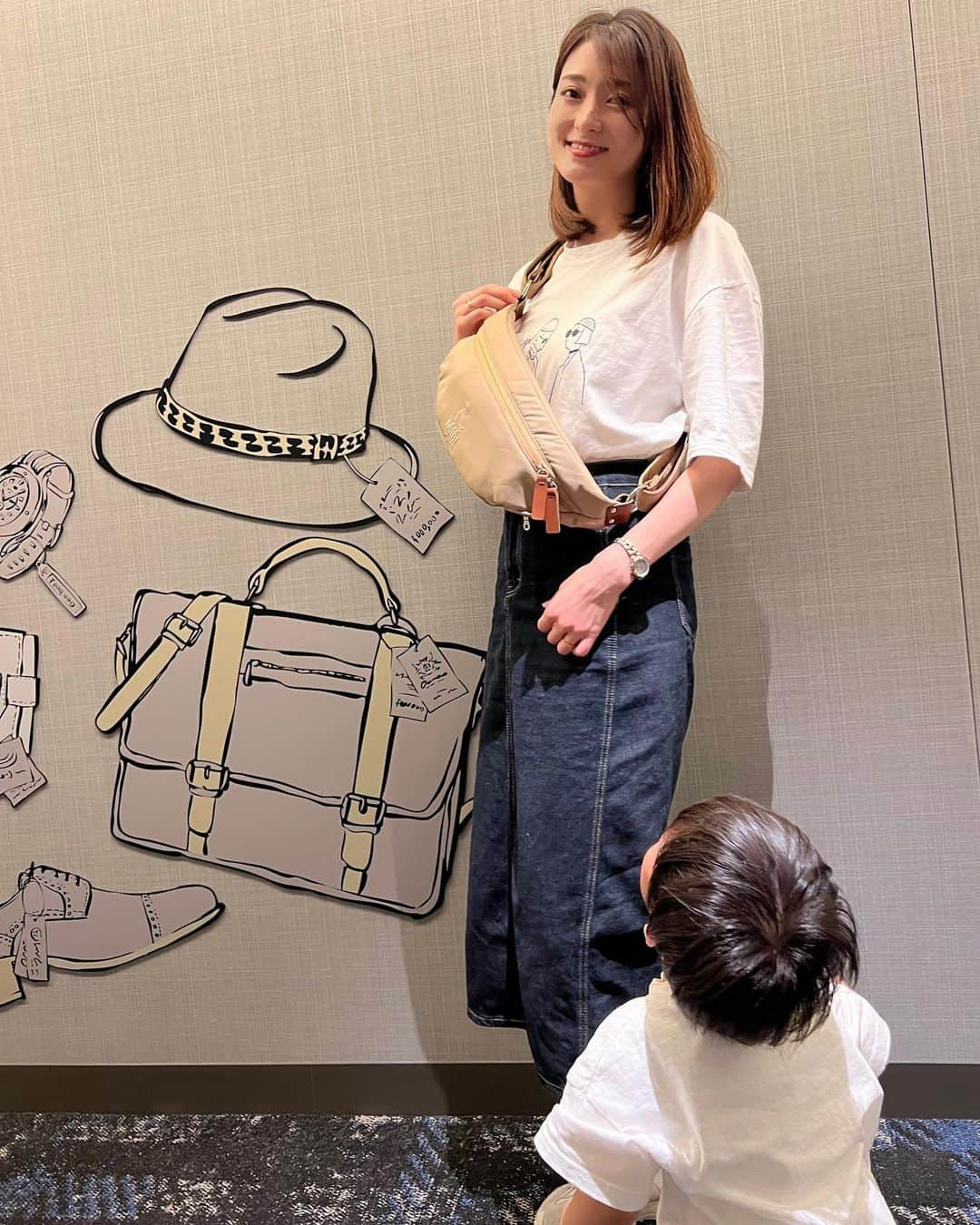 高橋麻美のインスタグラム：「． ． 普通のバッグに見えるこのショルダー👜  子どもに抱っこをせがまれたら抱っこ紐になるの😳✨  両肩ベルトと腰ベルトですごく安定感があるし 重さの負担も分散されて使いやすいよ😆  夫婦で使えるデザインだから併用してる😊  @norn.official の“ N/ORN Máni（ノルンマーニ）” キャンプファイヤーで先行販売中😊 数量限定でお得に買えるみたいだからチェックしてみて😉  #1歳児#育児#1歳児育児#だっこ#抱っこ抱っこ#1歳#pr #hipseat#sponsored#norn#ノルン#抱っこバッグ #ヒップシート#マザーズバッグ#抱っこカバン#nornbag #歩育#セカンド抱っこ紐#nornmani#ノルンマーニ #ちょい抱っこ」