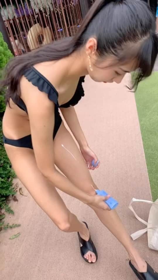 清水理子のインスタグラム：「日焼け止めを塗る姿、なかなか見ることないよね  #日焼け止め #水着 #足 #足フェチ #夏 #プール #サマラン #東京サマーランド  #水着女子  #水着コーデ  #ハーフアップアレンジ  #美脚  #おへそ  #へそ出し  #褐色  #夏休み  #休日の過ごし方  #休日  #アイドル  #虹コン」