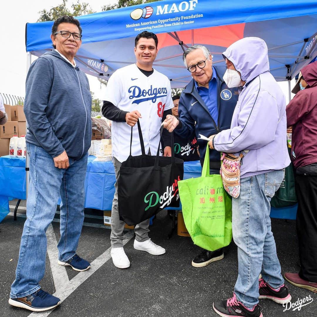 Los Angeles Dodgersさんのインスタグラム写真 - (Los Angeles DodgersInstagram)「The Dodgers, along with Fernando Valenzuela, Jaime Jarrín and Victor González, distributed food at the Mexican American Opportunity Foundation in Montebello to more than 400 preselected families facing food insecurity.」5月17日 9時32分 - dodgers