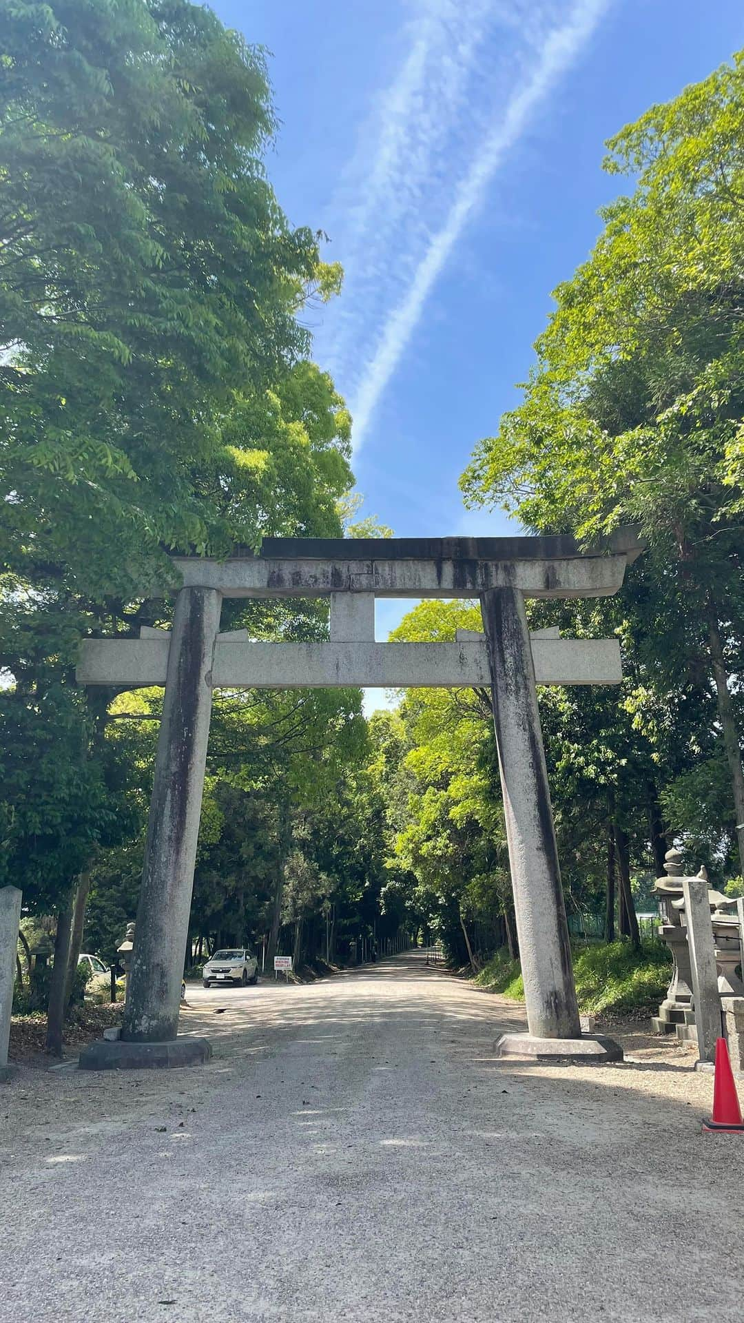 小嶋晶子のインスタグラム：「日本最古の神社、大和神社へ。  大和神社は、最強の勝負の神様のご利益が人気だそう。その中で一番のパワースポット(龍神様がいらっしゃる)「高龗神社」も、しっかりと参拝してきました。  #大和神社 #戦艦大和  #ooyamatoshrine #battleshipyamato #nara #japan  #⛩️」