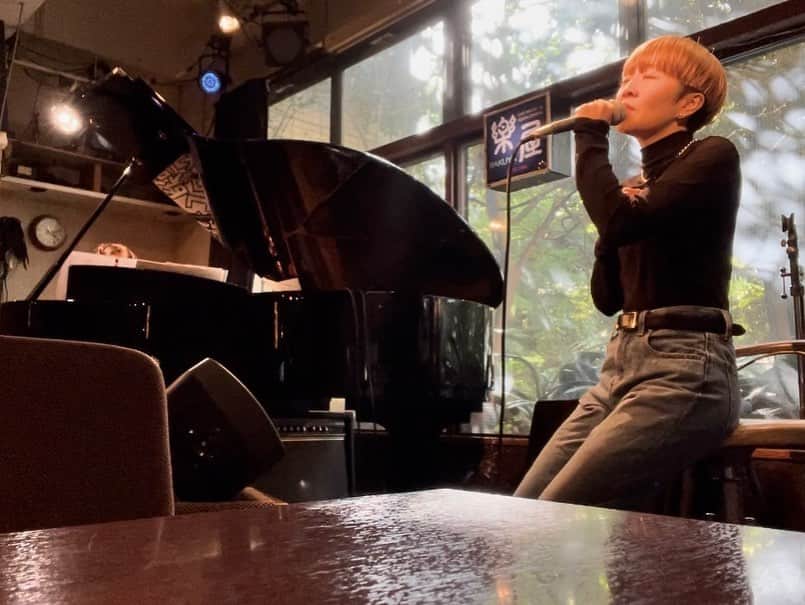 小此木まりさんのインスタグラム写真 - (小此木まりInstagram)「💐  MARI&KOZI Live vol.3@中目黒 楽屋🌿  ご来場くださいましたみなさま ありがとうございました！  またひとつ、音楽が、歌が 大切になった夜でした。  これからもひとつひとつに 心を込めて。  音楽で繋がれるみなさまに こころから、感謝です。  #中目黒 #楽屋 さん #向井浩二 さん #小此木麻里 #LIVE #音楽 #ありがとう ❤️‍🔥 #💐」5月17日 9時44分 - mariokonogi