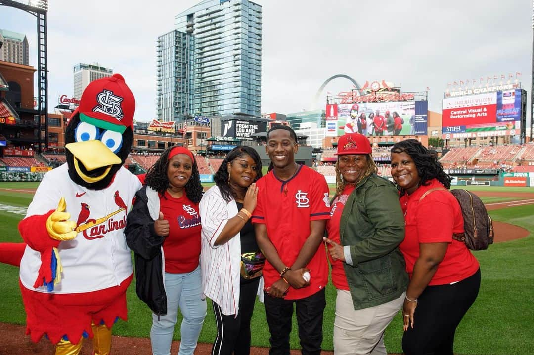 セントルイス・カージナルスさんのインスタグラム写真 - (セントルイス・カージナルスInstagram)「We are honored to welcome the senior class of Central Visual and Performing Arts High School to Busch Stadium today.  All of these extraordinary students and staff were instrumental in recovery efforts and supporting their classmates following the tragic shooting at the school last fall. We proudly stand with them, their families and our St. Louis community impacted by this tragedy. #CVPAStrong」5月17日 9時56分 - cardinals