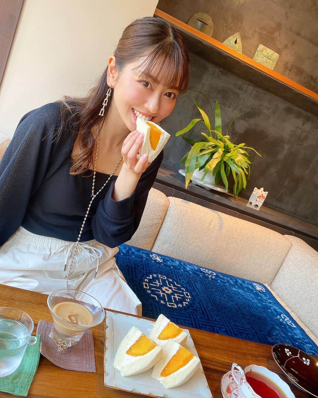 小山ひかるさんのインスタグラム写真 - (小山ひかるInstagram)「いつも長居しちゃう🤭✨   お茶はもちろんのこと 雰囲気もフードも全て最高🥰  教えたくないお店✨✨笑 . . #紅茶 #お茶屋さん #フルーツサンド #表参道 #omotesando #tea #teatime #teasalon #salondetheluvond」5月17日 9時54分 - hikaru_kym