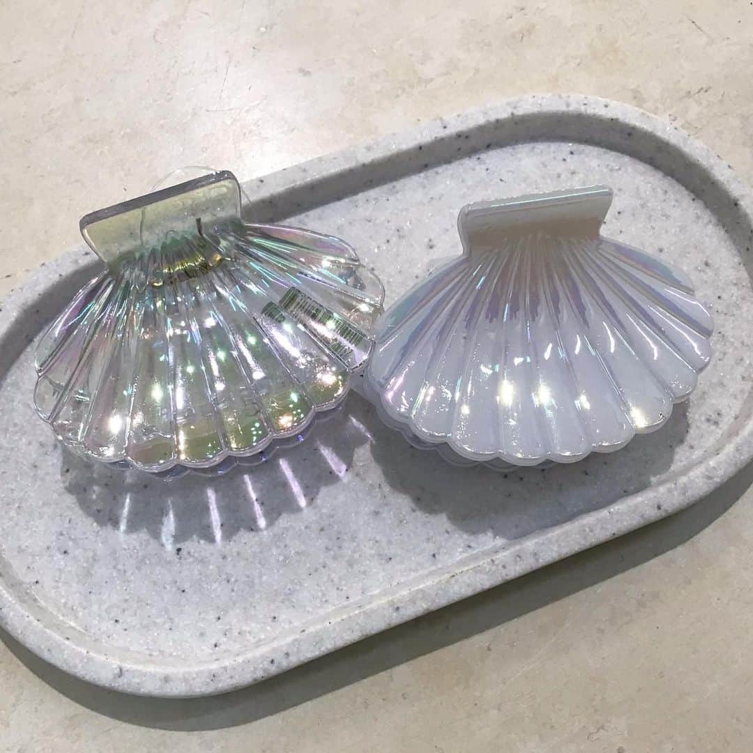 3COINS lN LUMINEのインスタグラム：「こんにちは🐬🫧  3COINSルミネ大宮店です！  アクセサリーの新商品が入荷致しました🦭🐟🐡  ☑︎シェルバンス (カラー:クリア、ホワイト)  アクセサリー各種　300円(税込330円)  他にも新商品多数入荷致しております💡  ぜひこの機会にご覧ください！  ご来店お待ちしております🪷  店舗により入荷日・在庫状況が異なります。 お気軽にお近くの店舗までお問い合わせください。 ※3COINS＋plus那覇メインプレイス店 3COINS＋plus沖縄パルコシティ店 3COINS＋plusイオンモール沖縄ライカム店は、木曜日発売です。  #3COINS#3COINS新商品#スリコ #スリコ新商品 #アクセサリー販売 #ルミネ大宮」