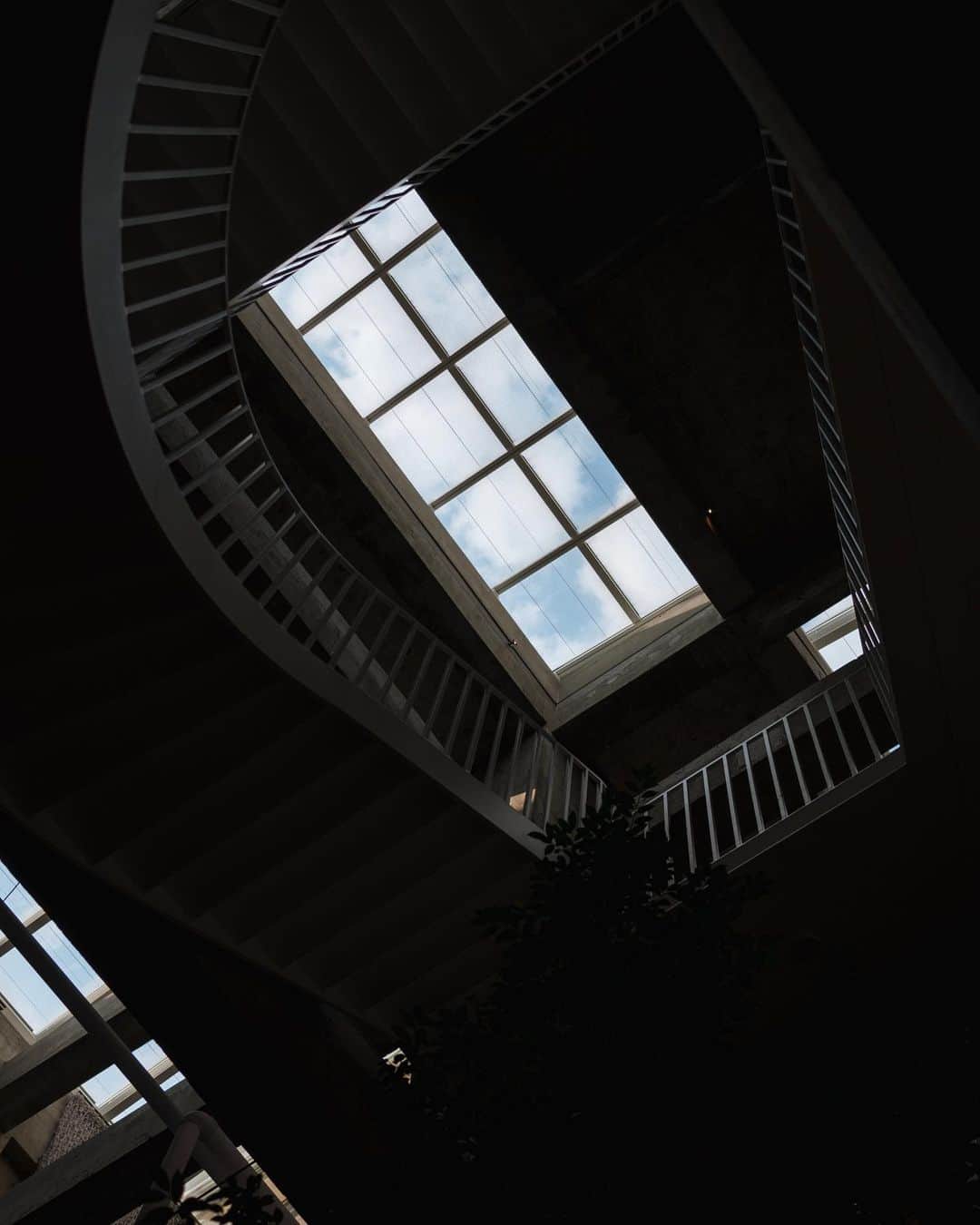 市川渚のインスタグラム：「yado magazine @yado_house の旅フォトコラム、第4回目が公開されてます。今回は去年訪れた群馬・前橋の白井屋ホテル @shiroiyahotel について綴っています。  https://www.yadohouse.jp/magazine/1817/  旅先で泊まる場所を選ぶとき、我々は見た目のデザイン性よりも安心感や快適性を重視しがちなのだけれど、白井屋ホテルは普段選ぶ場所とはだいぶ違うタイプの宿で、宿の在り方や体験がかなり新鮮でした。そして、過去から繋がるいろんなご縁を感じたり😌  前橋は最近もまたアートギャラリーなどが入居する新しい施設ができたみたいで、片山シェフのお料理を再び味わうついでに、街のようすも改めて見に行きたいなーなどと思っている。」