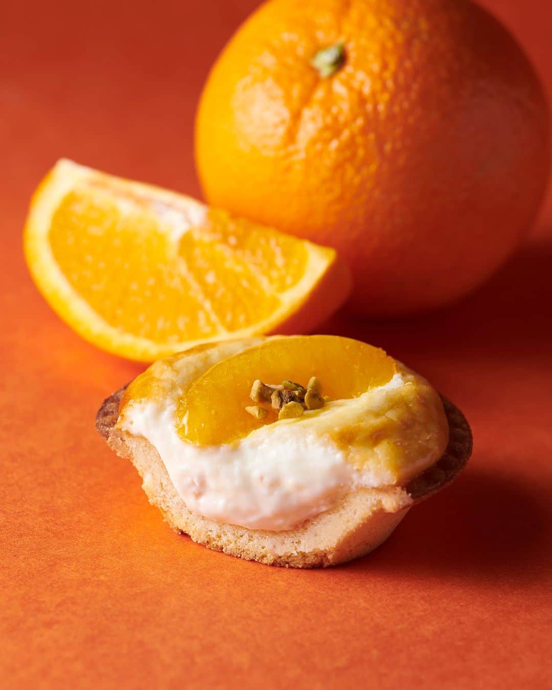 BAKE CHEESE TART OFFICIALのインスタグラム：「【販売中】焼きたてチーズタルト オレンジヨーグルト🍊  これからの季節にぴったり🌿  チーズムースには、 濃厚でなめらかな口当たりのギリシャヨーグルト 程よい酸味のサワークリーム そしてさっぱりとした香りのオレンジピールを練り込み、 爽やかさとクリーミーさを存分に味わうことができる一品に。  ムースの上にオレンジ果肉と ピスタチオをトッピングしました。  #ベイクチーズタルト #bakecheesetart #チーズタルト専門店 #チーズタルト #チーズ #チーズケーキ #オレンジヨーグルトチーズタルト #オレンジタルト #ヨーグルト #ギリシャヨーグルト」
