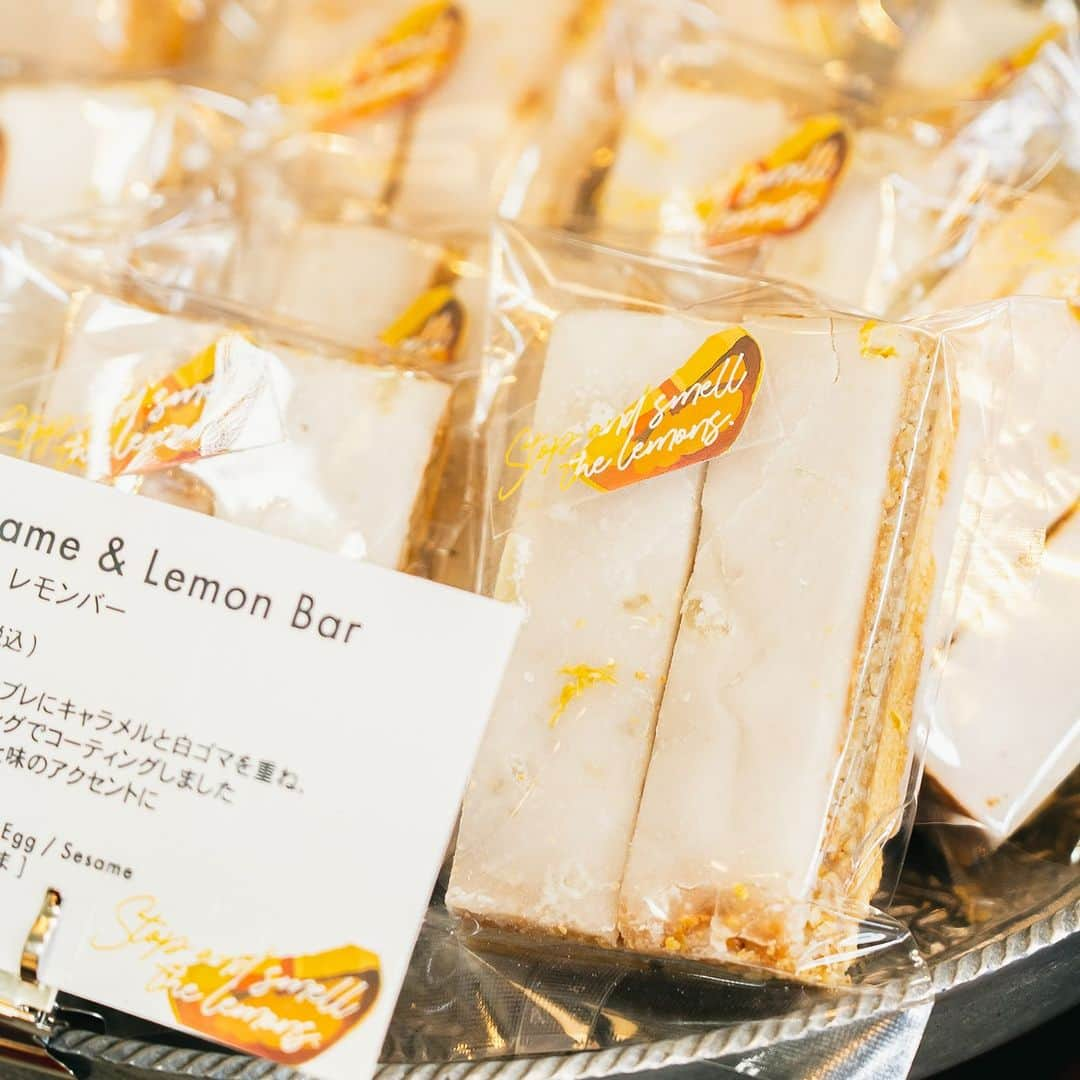 TYSONS&COMPANYさんのインスタグラム写真 - (TYSONS&COMPANYInstagram)「. 【Lemon Fair 2023】 カフェ、ベーカリー店舗では、毎年恒例のレモンフェアを開催中！  旬のレモンを使ったケーキや焼き菓子、ドリンク等が各店でラインナップしています！初夏にぴったりなレモンの爽やかな香りを是非お楽しみください。  〜 6/30まで breadworks TENNOZ / ecute SHINAGAWA / OMOTESANDO Lily cakes THE ROASTERY BY NOZY COFFEE No.4  #breadworks #no4 #theroastery #tysonsandcompany #lilycakes #レモンフェア #madeintokyo #tokyocafe #tokyobakery」5月17日 21時00分 - tysonsandcompany