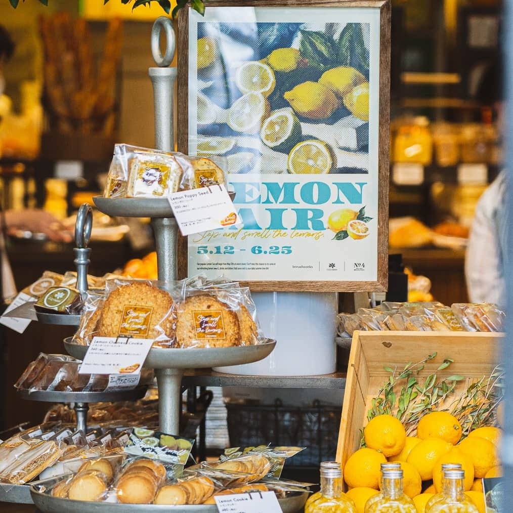 TYSONS&COMPANYさんのインスタグラム写真 - (TYSONS&COMPANYInstagram)「. 【Lemon Fair 2023】 カフェ、ベーカリー店舗では、毎年恒例のレモンフェアを開催中！  旬のレモンを使ったケーキや焼き菓子、ドリンク等が各店でラインナップしています！初夏にぴったりなレモンの爽やかな香りを是非お楽しみください。  〜 6/30まで breadworks TENNOZ / ecute SHINAGAWA / OMOTESANDO Lily cakes THE ROASTERY BY NOZY COFFEE No.4  #breadworks #no4 #theroastery #tysonsandcompany #lilycakes #レモンフェア #madeintokyo #tokyocafe #tokyobakery」5月17日 21時00分 - tysonsandcompany