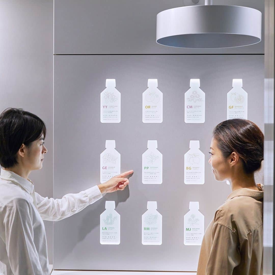 @aroma アットアロマさんのインスタグラム写真 - (@aroma アットアロマInstagram)「［EVENT］日本ならではの涼感を感じる和精油ブレンド オリジナルの香りをつくれるアロマオイルブレンダーに、 期間限定で3種の和精油が登場します。 日本の美しい自然が作り出した和精油をブレンドして、 あなただけの香りを作ってみませんか？  ［期間限定 │ 3種の和精油］ ・高野槇（和歌山） ・伊予柑（愛媛） ・北海道薄荷（北海道）  ［アロマオイルブレンダーとは？］ お好きな「オイル」と「ブレンド配合」を選択すると、 マシーンが香りをブレンドし、天井部から香りを噴霧。 お部屋で香りを広げたときの感じ方で、ブレンドレシピを 決めることができます。 「オイル」の種類も「ブレンド配合」も何度でも変更可能。 香りを試しながら、納得いくまで香りづくりを楽しめます。  ［Japanese blender CAMPAIGN］ 期間：2023年5月26日(金)～7月16日(日) 内容：ブレンド体験＆オリジナルブレンドオイル10ml 価格：5,170円（税込） ＊5月25日(木)までの早期ご予約で「200円OFF」 ＊日本原産ヒノキの芳香チップのプレゼントも！  ▷詳細はプロフィールURLの「イベント情報」から ▷アロマオイルブレンダーの詳細は 　ハイライト「original aroma」もご覧ください @ataroma_official   #ataroma #アットアロマ #オリジナルアロマ #アロマオイルブレンダー」5月17日 21時00分 - ataroma_official