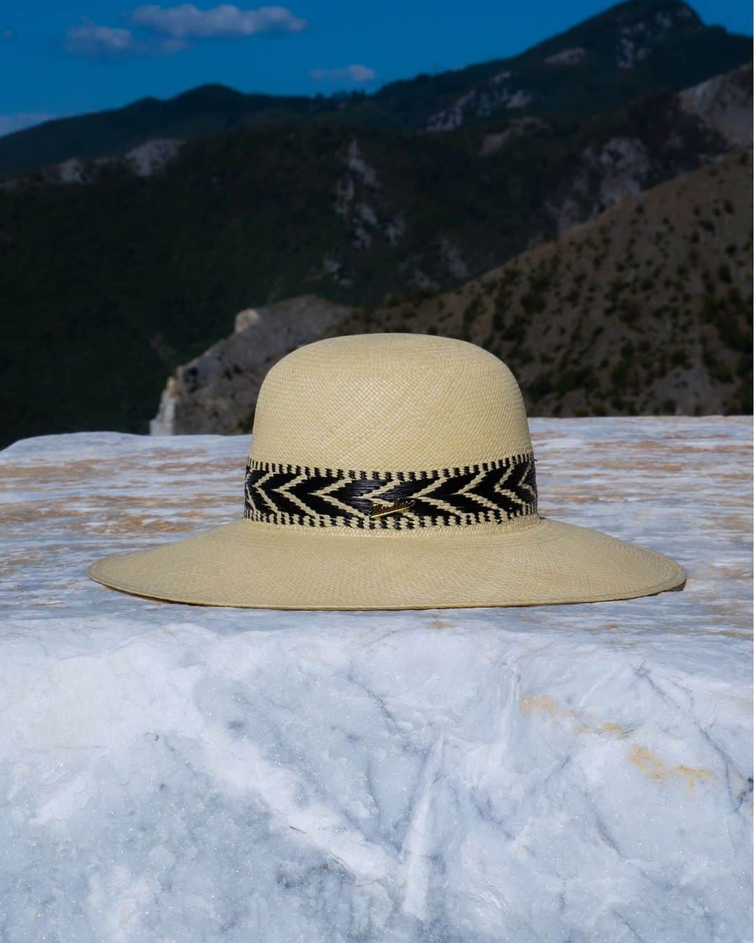 ボルサリーノさんのインスタグラム写真 - (ボルサリーノInstagram)「Optical delight. This classic handcrafted Borsalino #ss23 Panama Style hat in natural straw sports a savvy #eyecatching black optical patterned hatband. Explore more top new collection highlights now on www.borsalino.com  Brand Curator @giacomo9838 Ph: @andreaschiavini  #hatlover #Panamahatlover #BorsalinonPanamahat #Borsalinohat #artiginalaccessory  #BorsalinoWorld #springessentials #stylishaccessories」5月17日 21時00分 - borsalino_world