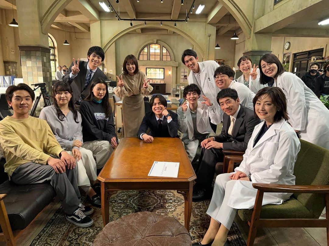 のインスタグラム：「. ⋱#それパク 第6話放送まであと1時間📺⋰ 公式的見どころ👀   📕気配り王子👑 📗僕が失敗すると？ 📘チーズケーキ🍰 📙小っさ🧐 📚他に好きな子が･･･🥰  どのシーンのことを言っているのか 照らし合わせながら見てみてくださいね😊  【#それパク】で一緒にリアタイ📱  #それってパクリじゃないですか？ #芳根京子 #重岡大毅」