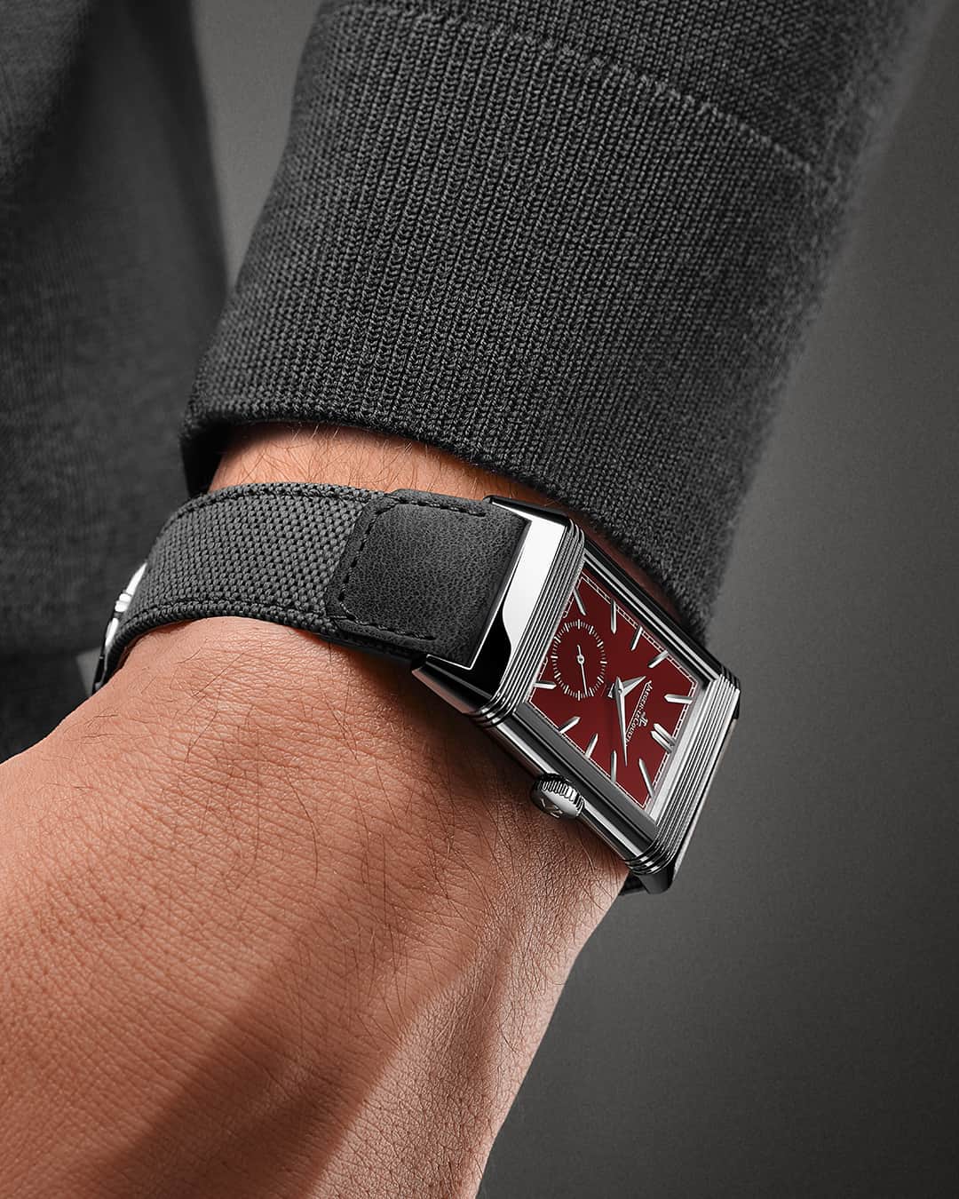 ジャガールクルトのインスタグラム：「Switch up your style. _ Reverso Fagliano Collection Straps designed by @CasaFagliano _ An essential to elevate the character of your Reverso. Fitted with an easy interchangeable system, you can personalize your Reverso story. The Fagliano Collection Straps are offered to fit all Medium & Large Reverso models as well as Reverso Tribute models. Combining canvas with soft calf leather details, each strap of this collection reveals a unique yet modern look.  _ #JaegerLeCoultre #Reverso #CasaFagliano」
