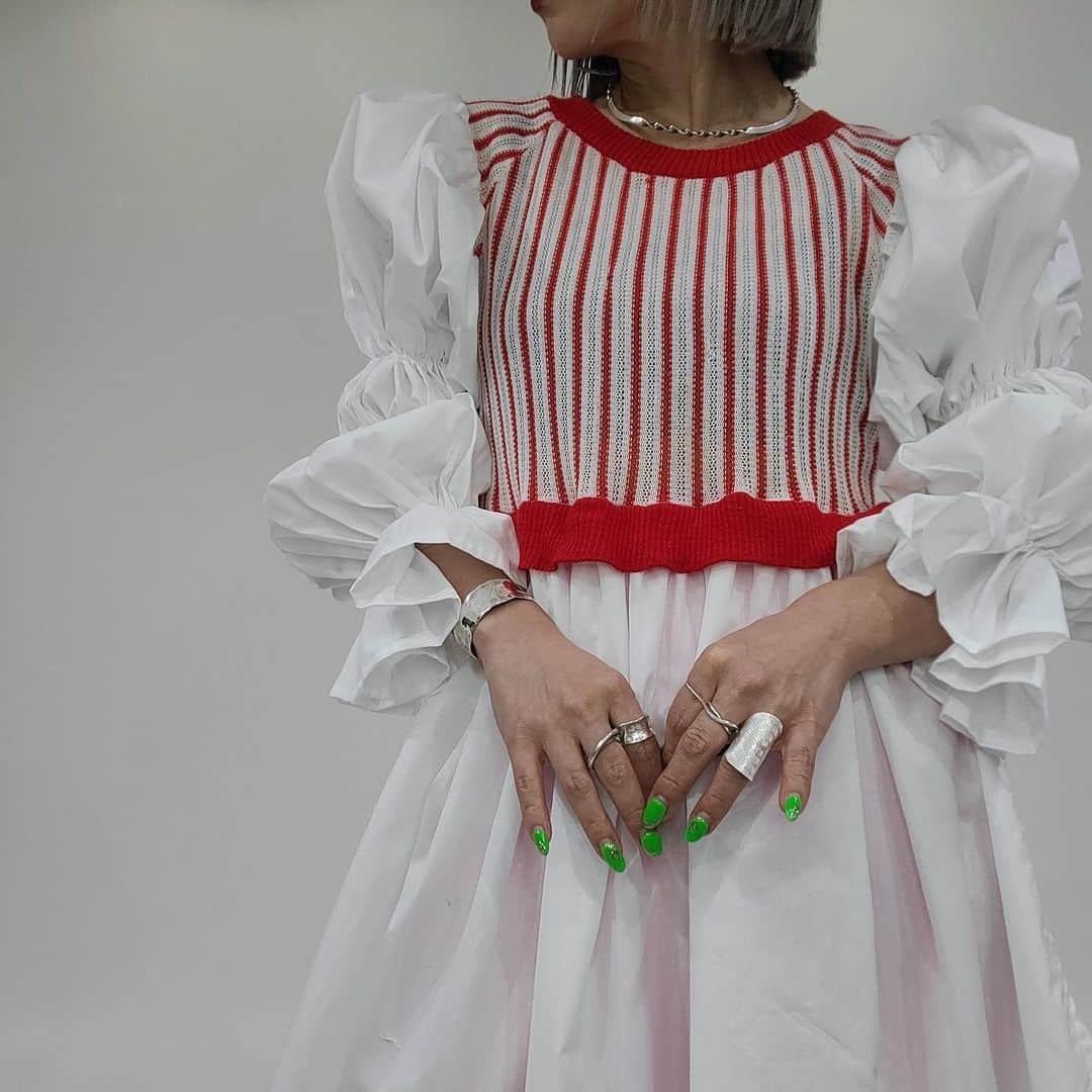 のインスタグラム：「5/22(mon) 21:00 Online store release！  即完売の大人気のリメイク❤️‍🔥 計算し尽くした可愛い袖のボリューム！ 全て一点ものです。🌹  #kalekale #リメイク #袖ボリューム #シャツ」