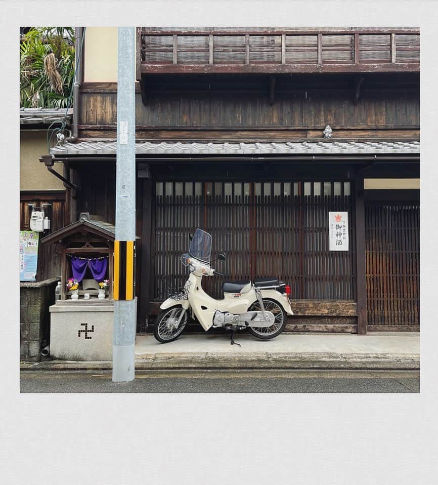 かせきさいだぁさんのインスタグラム写真 - (かせきさいだぁInstagram)「カブ百景❤️美しいと言うしかない、京都の町並みとカブ♡マジ卍 #カブ百景」5月17日 21時00分 - kasekicider