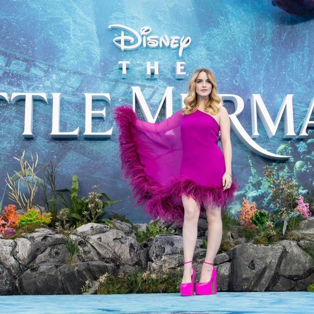 マケナ・グレースのインスタグラム：「Growing up I was obsessed with Disney Princesses and now it’s really magical getting to see them be brought to life 🧜‍♀️💕The Little Mermaid was so fun! Halle Bailey’s singing was so beautiful and my friend @jacobtremblay was adorable as Flounder🐠   Hair @stefanbertin  Color @colorbymattrez  Makeup @pollyosmond  Dress @tallermarmo (I need it in every color!) Shoes @maisonvalentino  Jewelry @vraiofficial」