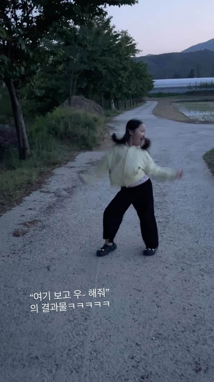 クォン・ユリのインスタグラム：「오랜만에 댄싱머신 유디ㅋㅋㅋㅋㅋㅋㅋㅋㅋㅋ 띵띵땅땅 누가 이렇게 귀엽고 웃기게 추냐고ㅎ 아나 춤신춤왕 짬바 어디 안 간다,,,,⭐️ #권율이 #율이tv #띵띵땅땅」