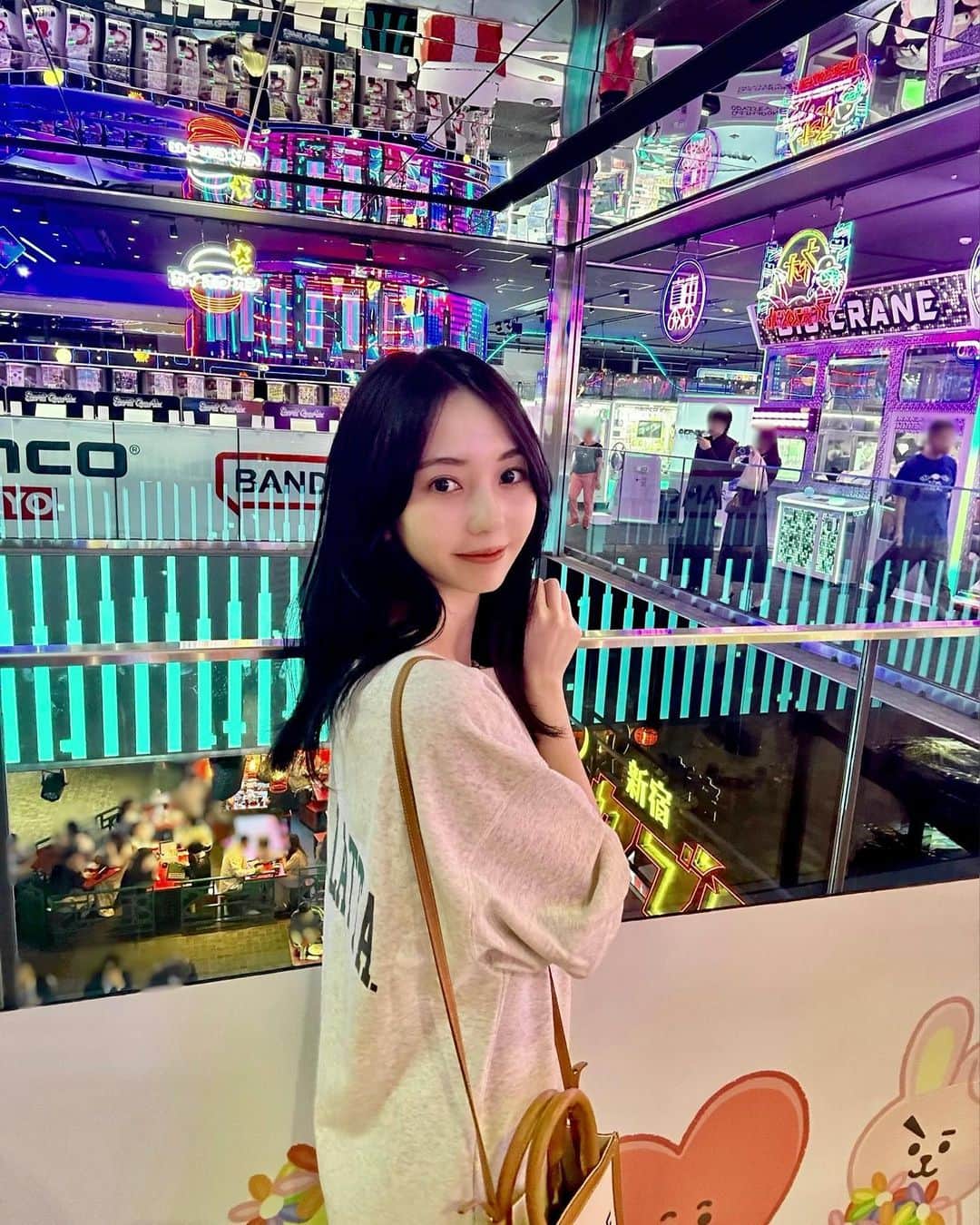 漆畑瑠菜のインスタグラム：「歌舞伎町タワー行ってきた🗼 UFOキャッチャー完敗した🥹 ・ #新宿#歌舞伎町タワー#歌舞伎町 #iPhoneカメラ#オフの日 #ライバー#新人女優#いいね返し」