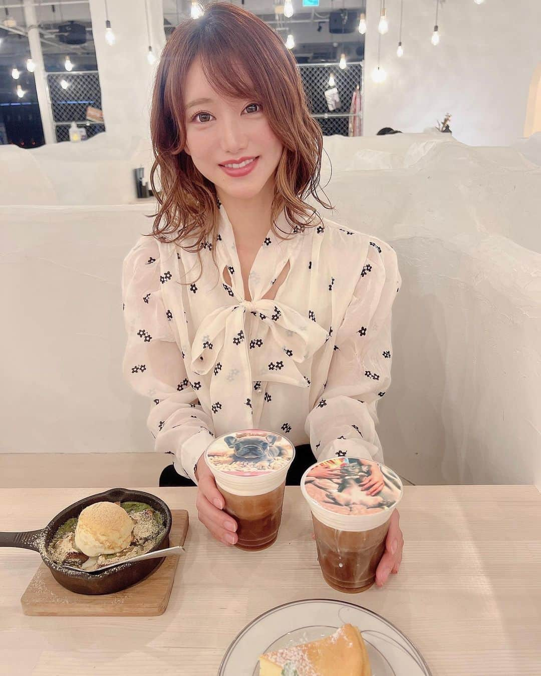 きいたんさんのインスタグラム写真 - (きいたんInstagram)「🍹🧁 ⁡ ⁡ 店内めちゃ可愛いかった　@icafe.amemura  カフェプリを注文して先月お迎えした フレブルちゃんをプリントしてもらったよ🐶🍓 このカフェプリ推し活にめっちゃ良さそう🥰 ⁡ お気に入りのこのトップスは @shein_japan の商品番号13236232 ワンサイズでアプリコットとグレーの2色展開です🌼 ⁡ お得なクーポンコード良かったら使って下さい☞4ST101 0-5999円で15%📴 6000円以上のご購入で20％📴 有効期限2023/05/31 ⁡ ⁡ ⁡ ⁡ ⁡ ⁡ ⁡ ⁡ ⁡ ⁡ #SHEIN春の感謝祭 #SHEINコーデ #SHEIN #SHEIN購入品 #今日のコーデ #OOTD  #購入品紹介　#PR #カフェプリ #ラテプリ #推し活 #icafeアメ村店 #アメ村カフェ #心斎橋カフェ」5月17日 20時55分 - k11_tan