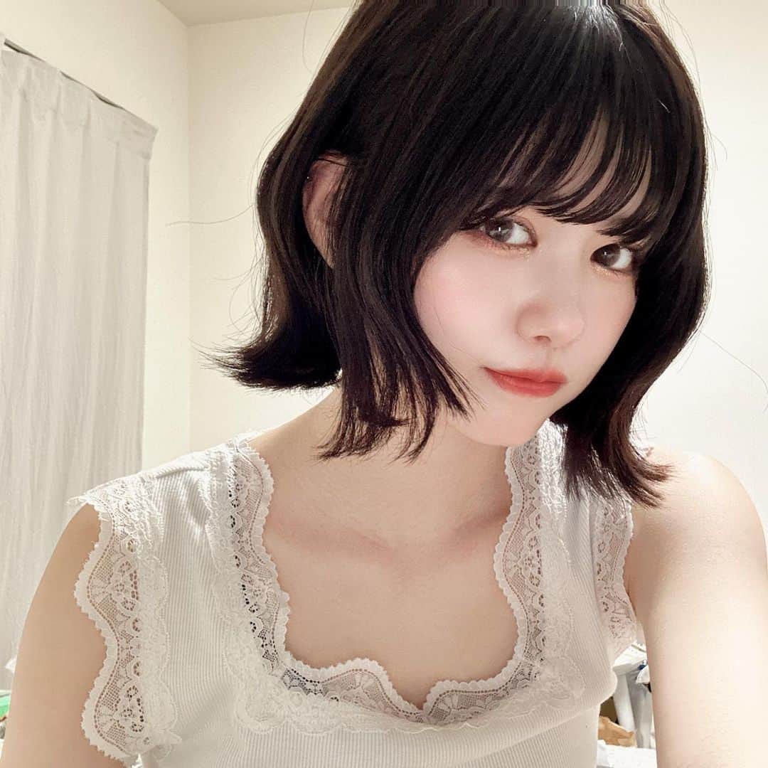 土光瑠里子のインスタグラム：「今日暑すぎだったね 明日も暑いらしいね  気温差で体調やられないように しようね  るーは今日集中力のペース配分出来るようになることが大切なこと学びましたよ  集中力も一気に使いすぎると ぽんって一気に脳が働かなくなるんだって知ったんです  ーー  久しぶりにコンタクトしてみたよ〜 目は良いからずっと裸眼だったけど〜  これも可愛いね  #カラコン#ボブ#instagood#follow#自撮り#selfie」