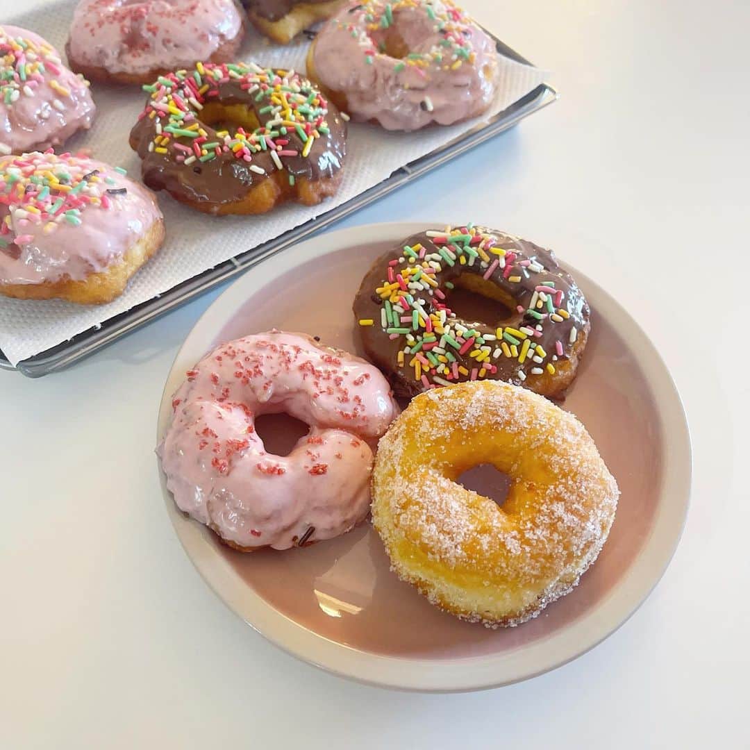 小瀬黎奈のインスタグラム：「食べたくなって初めてドーナツ作った🍩🫶🏻🍓」