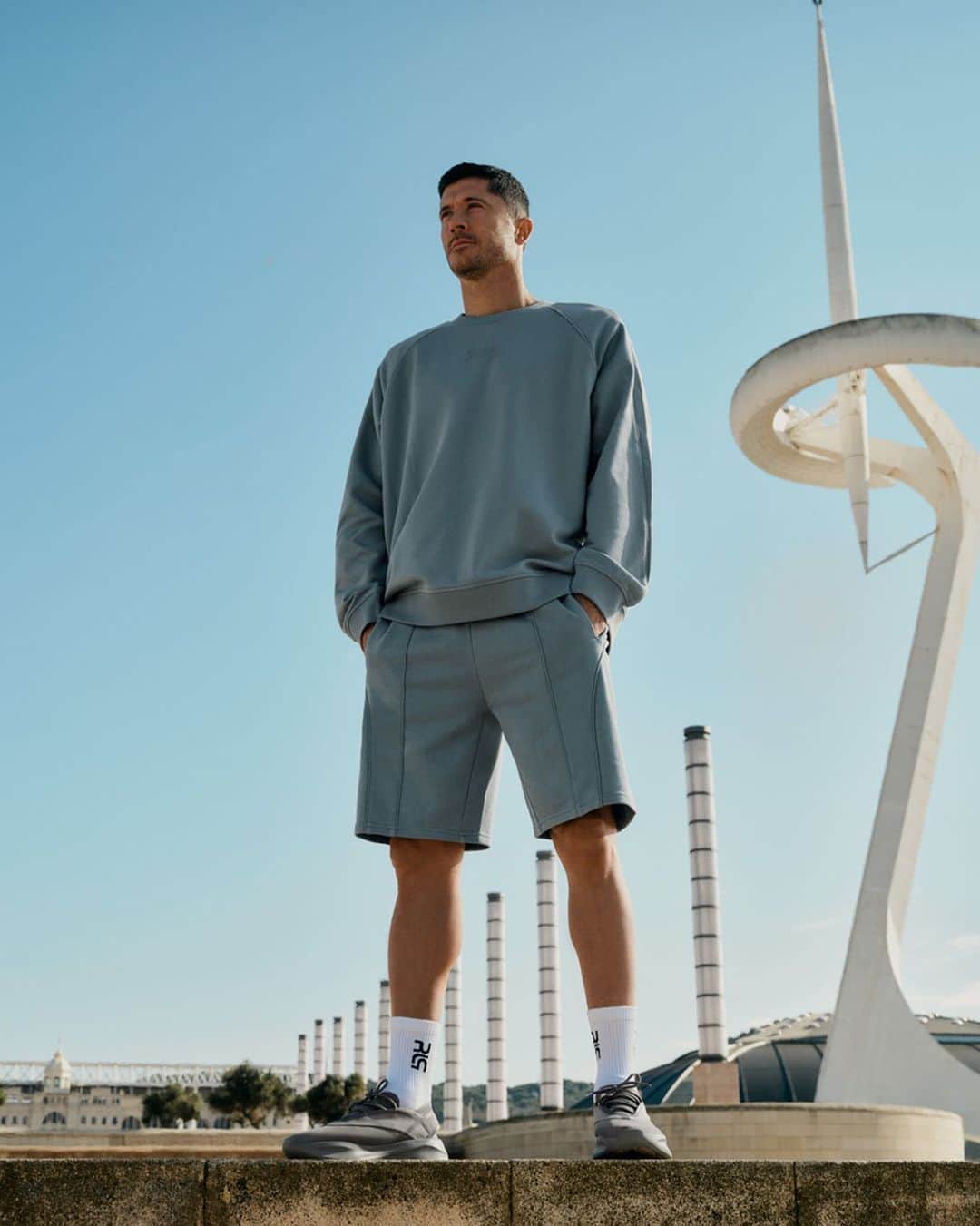 ロベルト・レヴァンドフスキのインスタグラム：「Effortless style, perfect for all-day wear 👌  Discover my new collection @4f_official. #4F #4FxRL9 #paidpartnership」
