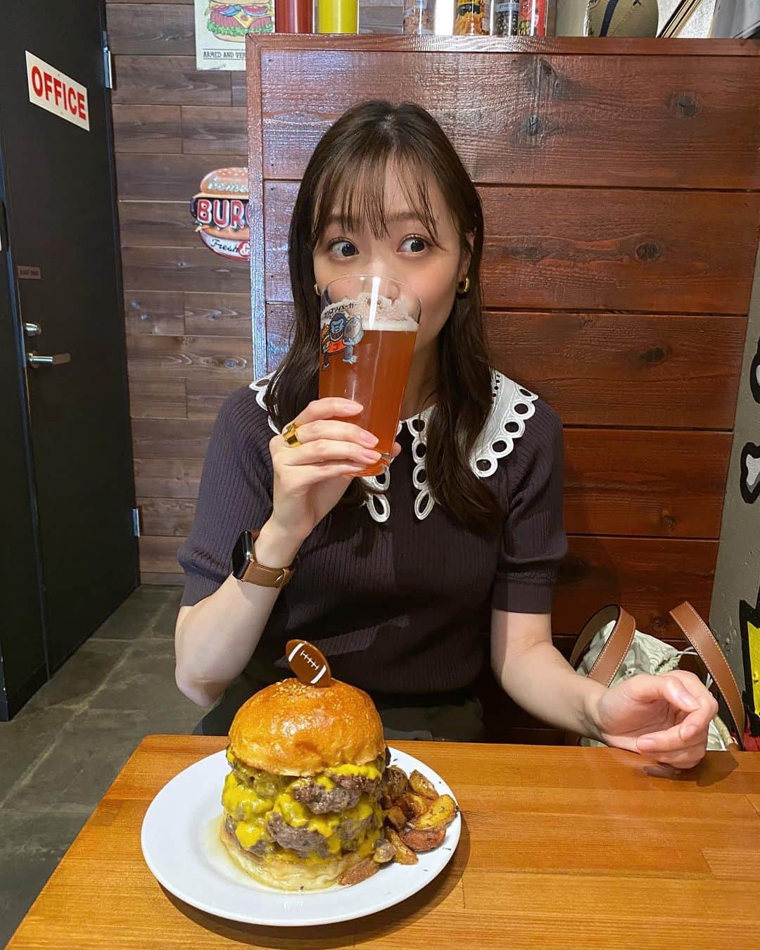 和田瞳さんのインスタグラム写真 - (和田瞳Instagram)「@gorigoriburger.taproom でハンバーガーとナチョス食べた🍔🤎  3×3はパティが180g×3入ってて食べ応えすごかったの、お肉食べてます！って感じで好きなタイプのバーガーでした！！(さすがに2人で半分ずつした)  飲んでるのはオススメしてもらったストロベリー風味のサワーエールです、酸味があって暑い日にぴったりだった〜。  tops : #astoriaodier  bag : #LOEWE ring : #Chloe pierce : #CENE . . . #ゴリゴリバーガー  #PR #クラフトビール #グルメバーガー #ハンバーガー屋 #ハンバーガー巡り #六本木グルメ #ハンバーガー好きな人と繋がりたい」5月17日 20時57分 - hitogram0218