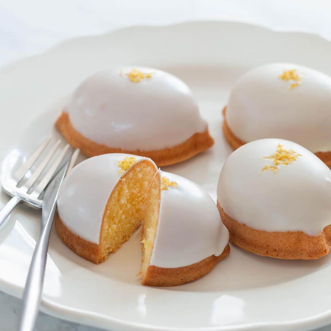 marimoのインスタグラム：「米粉のレモンケーキ🍋  つやぴか美しくできて嬉しい☺️ ふんわりしっとりにできました♫  昨日作ったのですが、 今日食べても美味しかった〜🫶  上掛けは @cotta_corecle のレモンチョコレート。 白いのですが、レモン味です🍋  見た目ホワイトチョコみたい〜 じゃあホワイトチョコでもおいしいのかな〜と思って、 写真右側２個はホワイトチョコを掛けてます。  ほんの少し色が違う👀  味はレモンチョコの方が、 レモンケーキらしくてよかった◎  米粉の焼き菓子レッスンのメニューに入れる予定です！  …  今日は娘のお腹の調子が悪く、 朝から病院へ→保育園をおやすみしたので、 ワンオペでずっと相手していました💦  元気はあるので、付き合う私の体力が限界🤣  仕事の予定は狂い、今日は何もできませんでした🙏💦  明日には薬が効いてくれると良いのだけど…🙈  ーーーー  𖧷このアカウントでは初心者でも美味しく作れるレシピやお菓子教室のご案内を投稿しています♫  𖧷レシピ一覧はプロフ欄リンクよりご覧いただけます🥸 こちらから→ @marimo_cafe  𖧷レシピ本最新刊『本当においしいお菓子の作り方』KADOKAWAより発売中！ 全国の書店、ネット書店にて購入できます♫  𖧷いつもいいね、コメント、フォローありがとうございます☺️励みになっております🫶  ーーーー  #お菓子作り #お菓子作り記録 #手作りお菓子 #焼き菓子好きな人と繋がりたい #おやつ #レモンケーキ」