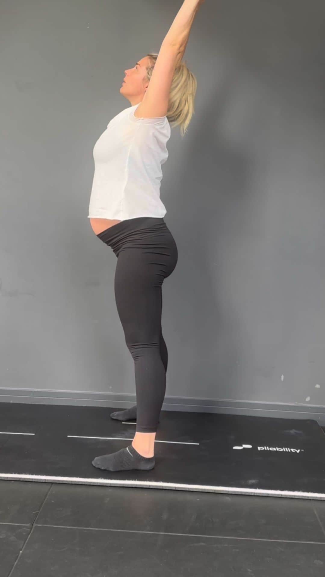 のインスタグラム：「All about mobility, breathing and light cardio for me today. It’s getting to that stage where simple tasks are uncomfortable 😂 Tying my laces, sitting on a couch that’s a little to soft makes getting up harder, even getting in and out of the car!  I’m trying to keep everything as supple and loose as possible with good circulation. Focusing on my breathing I did the above stretches for around 20 mins combined in total. Followed by 20 mins air bike. Just a nice steady flow to plod along to thats left me feeling all the better for it. 🧘‍♂️ 🤰 ♥️」