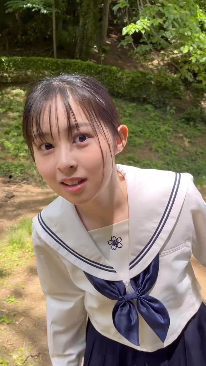 村山千夏のインスタグラム：「こんばんは。 酸素濃いめの緑がたくさんある場所はパワーがでます。  Good evening. Power comes out in places with lots of oxygen-rich greenery.  #jk#ljk#jk3#05#05line#17歳#17yearsago #fyp#foryoupage#自然#緑#公園 #制服#セーラー服」