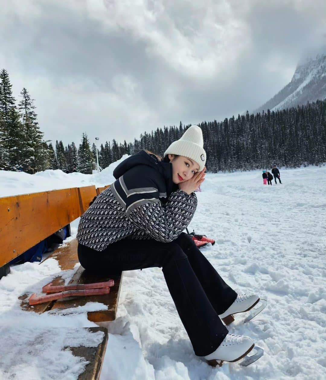 キム・ヨナのインスタグラム：「레이크 루이스에서 슝슝~ ⛸️❄️☃️🇨🇦」