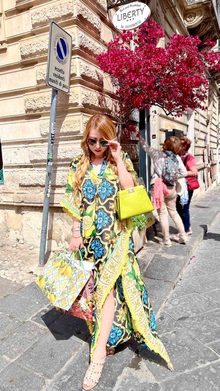 ayuのインスタグラム：「Italy 🇮🇹 🍋🍋🍋  イタリアのシチリアは街並みが美しく どこで撮っても絵になる🖼 ヨーロッパはどこも絵になる場所が多いですよね❤️ 素敵な場所でお買い物楽しみました🍋  #sicily#italy#italia」