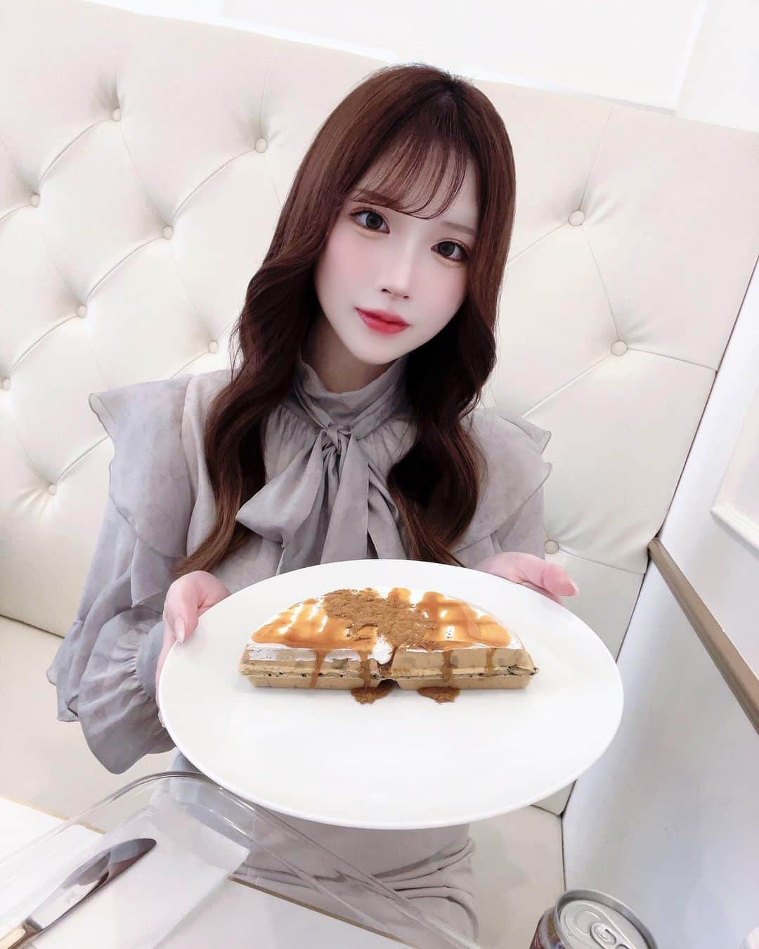 なつきさんのインスタグラム写真 - (なつきInstagram)「🧇ワッフルカーン道頓堀店🍴 【@wafflekhan_dotonbori 】  ワッフルもちもちで美味しかった〜！！ワッフルもドリンク種類豊富でどれにしようか迷った迷った^_^💦店内も可愛くて確定で映え写真撮れますサイコー‼️  #ワッフルカーン #大阪カフェ #関西カフェ #難波カフェ #難波グルメ #道頓堀 #韓国カフェ」5月17日 19時26分 - screamer.xoxo