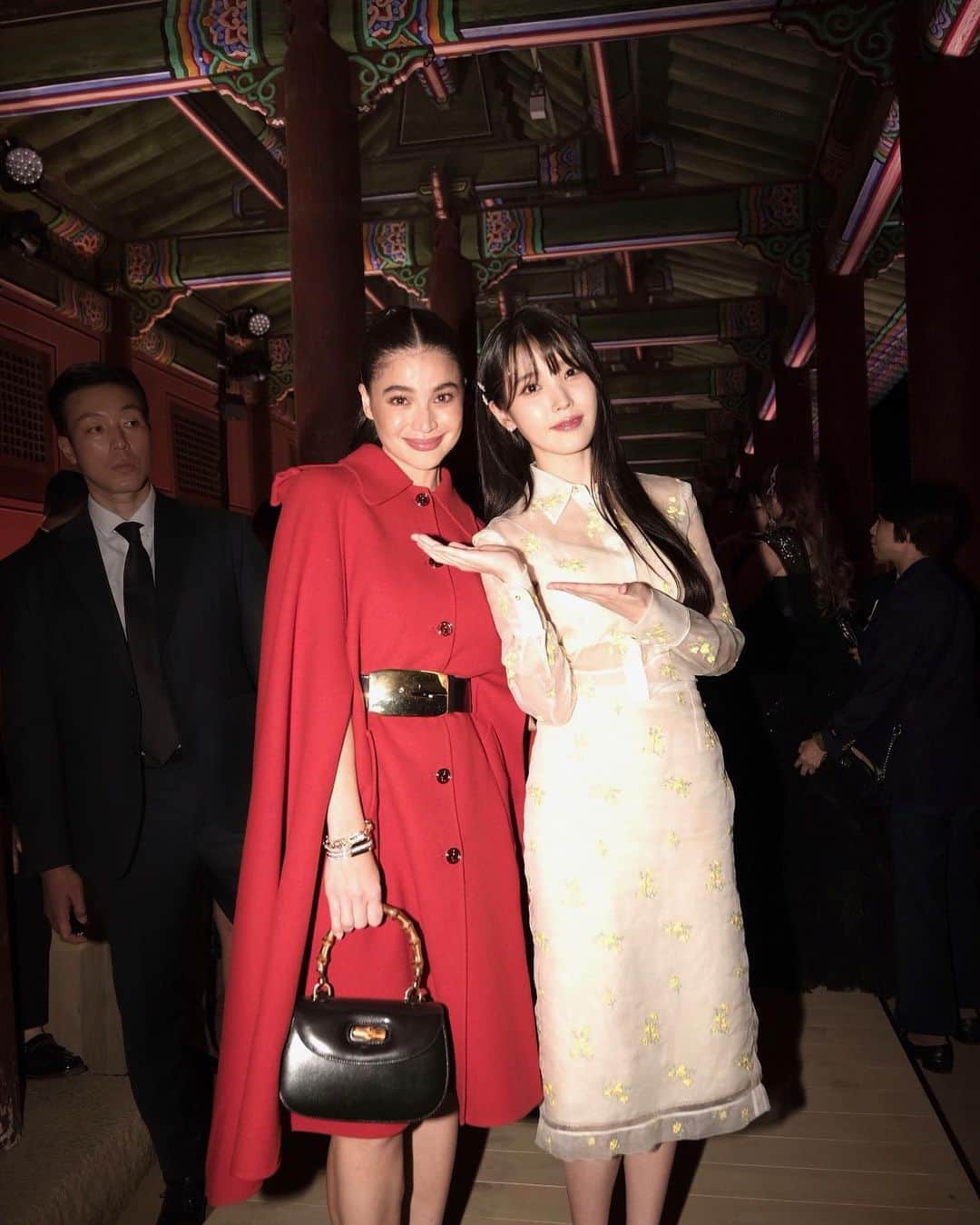 アン・カーティスのインスタグラム：「🫶🏽   Was so so lovely to finally meet you @dlwlrma ☁️🤍 🥹 생일 축하해요   @gucci #guccicruise24」