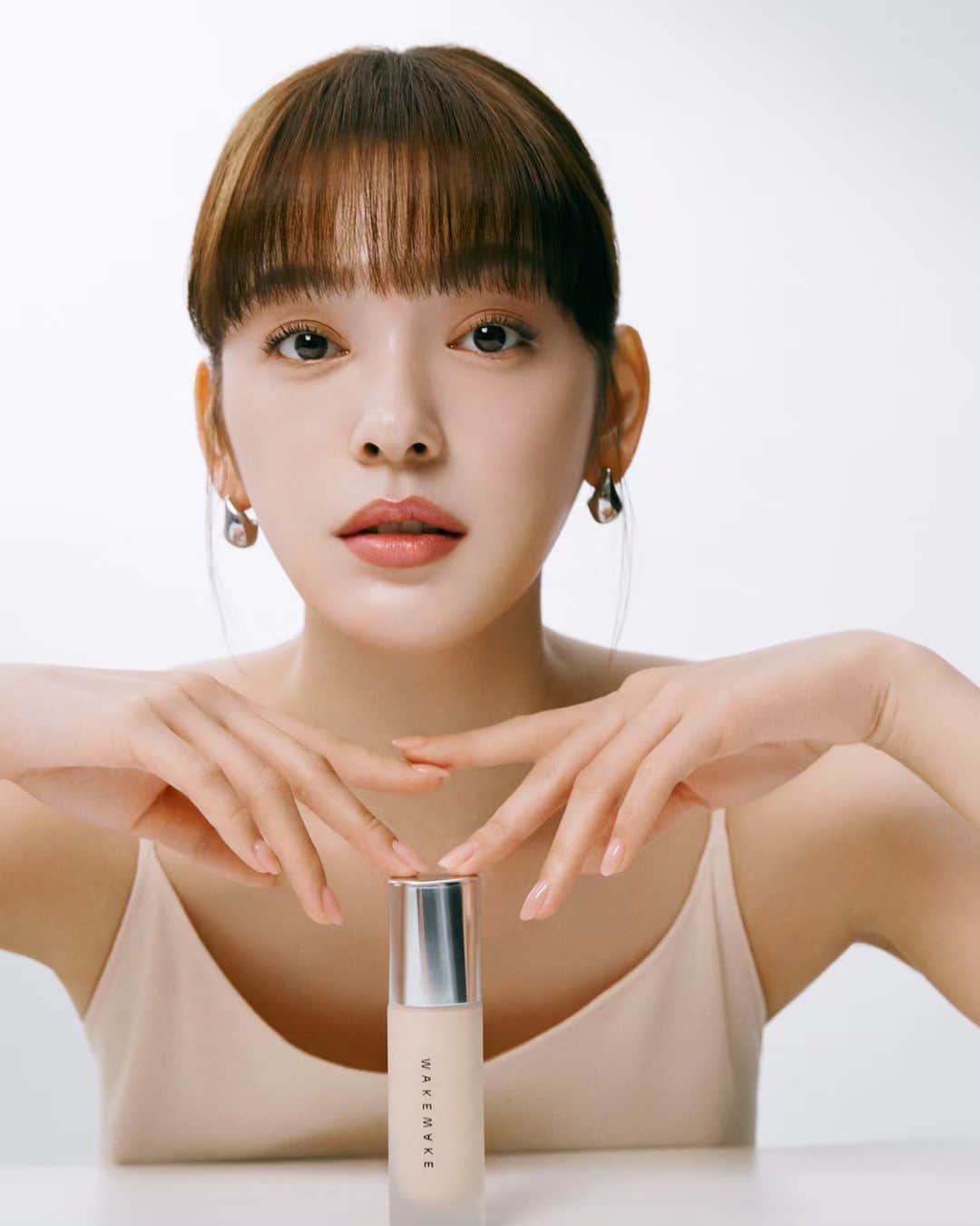 永井麻央のインスタグラム：「. 사진 넘 마음에들어서 고민했는데 몇번째가 좋아용??🤭🫣 저도 이따가 올리브영 가야징~~🏃 、 写真全部気に入ってて悩んだんだけど何番目が好きかな？💓 あとでオリーブヤング行かなきゃ😆 . #웨이크메이크  #올리브영  #워터벨벳커버파운데이션  . @wakemake_official  @oliveyoung_official  @oliveyoung_global」