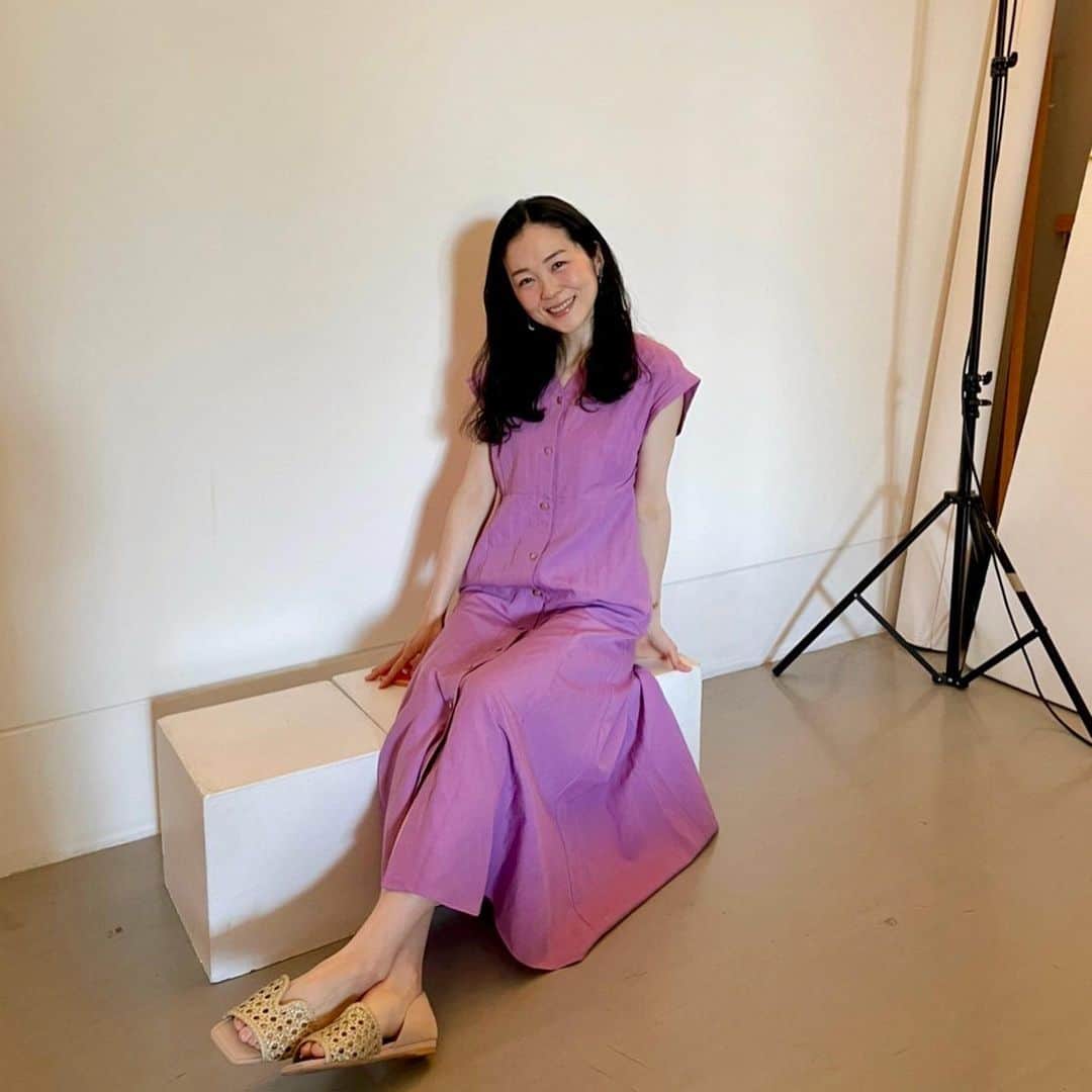 上野まなのインスタグラム：「昨日は撮影Day☀️  一度雨で延期になっちゃったんだけど、いい天気になってよかった！  ウクレレ仲間の九里みほ さんとmachiko＊mauiさんと一緒に撮影に行ってきました。  たくさん良い写真を撮っていただいたので、どうぞお楽しみに〜☺️💖  #上野まな #九里みほ #machikomaui  #ウクレレ #ukulele #カメラマン は #都筑淳 さん☀️」