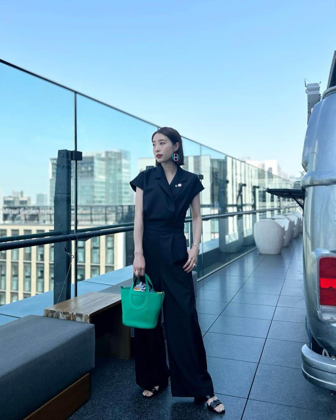 冨張愛のインスタグラム：「Jump suits🖤🤍 探し求めていたテーラードデザインのシンプルなジャンプスーツ、出会えて嬉しい。 ウエストマークで脚長効果◎ 襟の内側にスナップボタンがついていてめくれる心配も無い安心感がとてもありがたいのです☺️🙏 ちょうど5/19(金) 10:59まで期間限定の10％オフクーポン配布中でした📄ベーシックで今っぽいアイテムが沢山あったよ〜✨!! * jump suits ... #urs @urs_official   #instagood #coordinate #ootd #outfit #fashion #instafashion #meg_ootd #urs_styling #urs_official #코디네이트 #패션 #카메라 #コーディネート #コーデ #ファッション #今日のコーデ #今日の服 #157cmコーデ #ユアーズ #タイアップ #テーラードカラージャンプスーツ #春コーデ #大人コーデ #オールインワン」