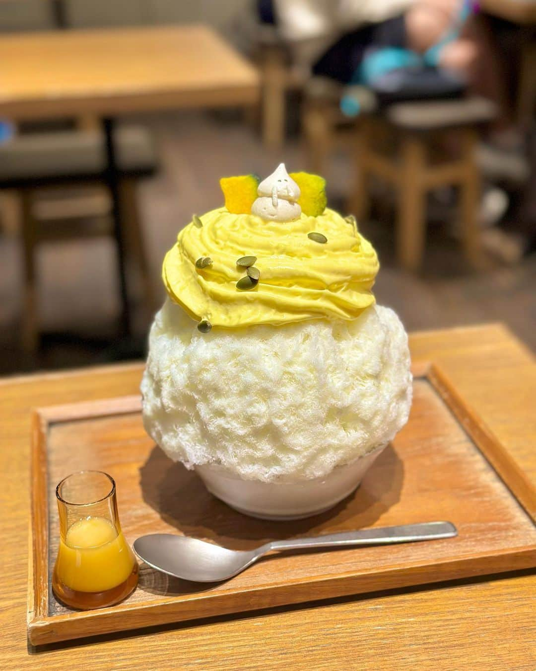 白井佑奈さんのインスタグラム写真 - (白井佑奈Instagram)「🍧  昼間しかやってないかき氷屋さん！  『氷おばけ』さんに行ってきたよ🥰  @koriobake    週替わりメニューがあったり、いつ来てもハマる✨    *☼*―――――*☼*―――――*☼*    注文したもの  ＊かぼちゃ氷    *☼*―――――*☼*―――――*☼*    このメニューは週替わりなの👀  オススメの1つだよ❤️    かぼちゃエスプーマたっぷりで、中にはクリームチーズが隠れてる😍    もちろんかぼちゃ餡も入ってて、かぼちゃ好きさんは絶対好きな味💪✨     🏠氷おばけ 📍新宿駅 徒歩3分くらい(魚串さくらさくで間借り中) ⏰ 11:00~17:00  ＊＊＊＊＊＊＊＊＊＊  お仕事依頼はDMへ💌💭 ＊＊＊＊＊＊＊＊＊＊    プロフィールリンクはこちら👉 @yuna_smile0130    #かき氷#かき氷巡り#かき氷#ゴーラー#かきごおりすと#氷おばけ#新宿かき氷#新宿グルメ#新宿ランチ#新宿カフェ#新宿駅グルメ#かぼちゃかき氷 #東京かき氷#かきごおり#かき氷巡り#tokyogurumet#tokyoshavedice#shavedice#tokyosweets#icecream#tokyoicecream」5月17日 19時38分 - yuna_smile0130