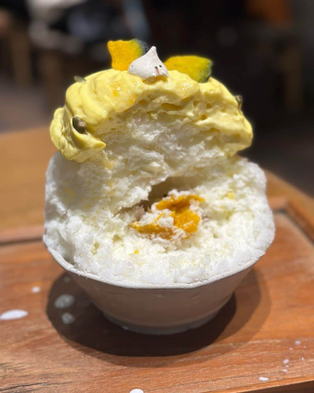 白井佑奈さんのインスタグラム写真 - (白井佑奈Instagram)「🍧  昼間しかやってないかき氷屋さん！  『氷おばけ』さんに行ってきたよ🥰  @koriobake    週替わりメニューがあったり、いつ来てもハマる✨    *☼*―――――*☼*―――――*☼*    注文したもの  ＊かぼちゃ氷    *☼*―――――*☼*―――――*☼*    このメニューは週替わりなの👀  オススメの1つだよ❤️    かぼちゃエスプーマたっぷりで、中にはクリームチーズが隠れてる😍    もちろんかぼちゃ餡も入ってて、かぼちゃ好きさんは絶対好きな味💪✨     🏠氷おばけ 📍新宿駅 徒歩3分くらい(魚串さくらさくで間借り中) ⏰ 11:00~17:00  ＊＊＊＊＊＊＊＊＊＊  お仕事依頼はDMへ💌💭 ＊＊＊＊＊＊＊＊＊＊    プロフィールリンクはこちら👉 @yuna_smile0130    #かき氷#かき氷巡り#かき氷#ゴーラー#かきごおりすと#氷おばけ#新宿かき氷#新宿グルメ#新宿ランチ#新宿カフェ#新宿駅グルメ#かぼちゃかき氷 #東京かき氷#かきごおり#かき氷巡り#tokyogurumet#tokyoshavedice#shavedice#tokyosweets#icecream#tokyoicecream」5月17日 19時38分 - yuna_smile0130