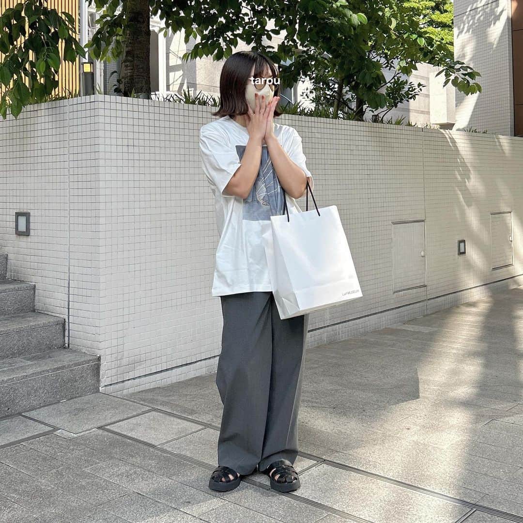 tarouさんのインスタグラム写真 - (tarouInstagram)「GU・UNIQLOなコーデ🫰🏻    ロゴt探してたら美術館で可愛いの見つけたの👀🤍  新入りのグレースラックスとも相性◎  紙袋の中にはその日着てたお洋服が 代わりに入っています(小声)     tops： @lurf_museum  pants： @uniqlo_jp  bag： @irohani.official  shoes： @gu_for_all_      #夏コーデ #夏服コーデ #白t #tシャツコーデ  #ロゴt #カジュアルコーデ #プチプラコーデ  #gu #guコーデ #uniqlo #uniqloコーデ  #骨格ストレート #おでかけコーデ #ゆるコーデ」5月17日 19時39分 - taroumaru__