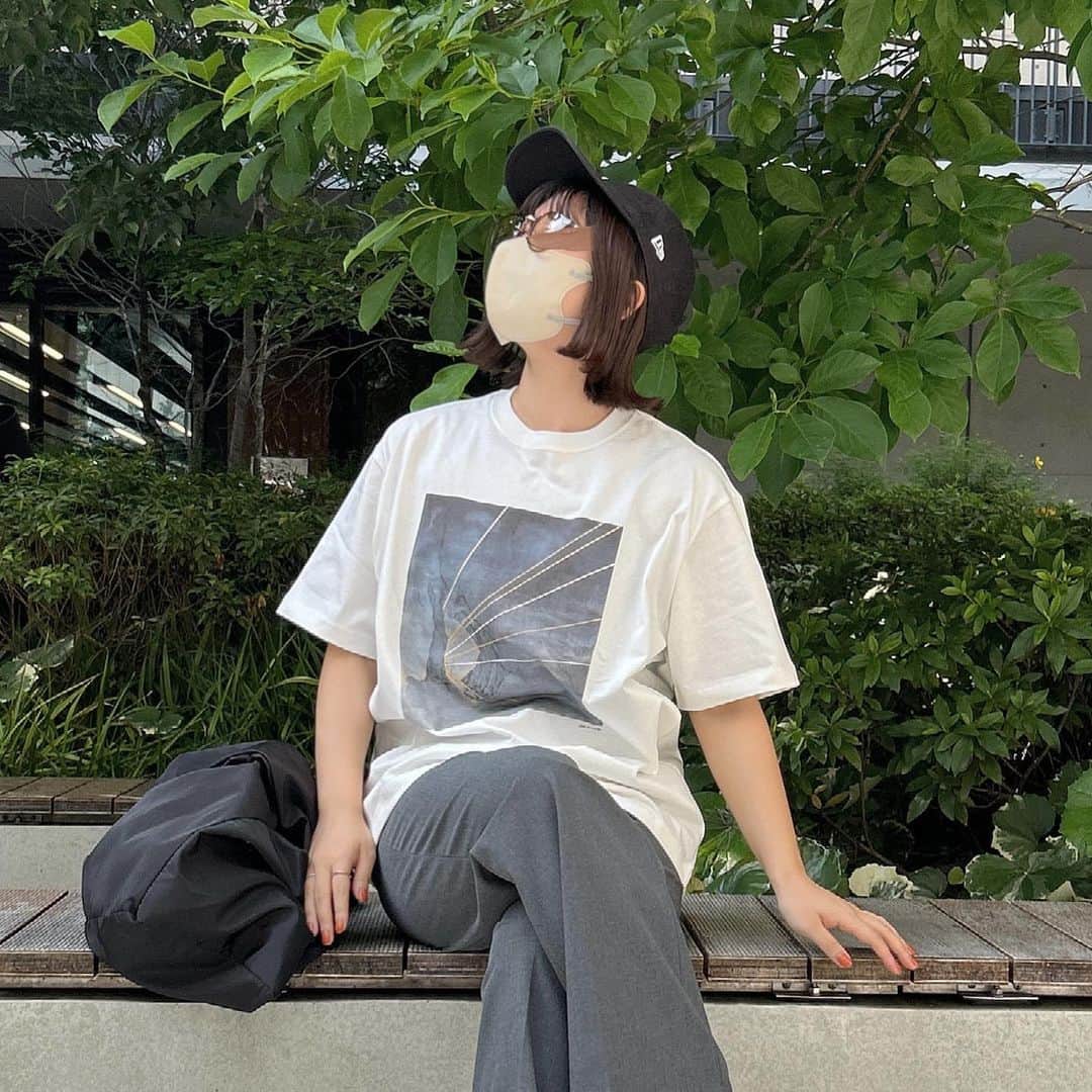 tarouさんのインスタグラム写真 - (tarouInstagram)「GU・UNIQLOなコーデ🫰🏻    ロゴt探してたら美術館で可愛いの見つけたの👀🤍  新入りのグレースラックスとも相性◎  紙袋の中にはその日着てたお洋服が 代わりに入っています(小声)     tops： @lurf_museum  pants： @uniqlo_jp  bag： @irohani.official  shoes： @gu_for_all_      #夏コーデ #夏服コーデ #白t #tシャツコーデ  #ロゴt #カジュアルコーデ #プチプラコーデ  #gu #guコーデ #uniqlo #uniqloコーデ  #骨格ストレート #おでかけコーデ #ゆるコーデ」5月17日 19時39分 - taroumaru__