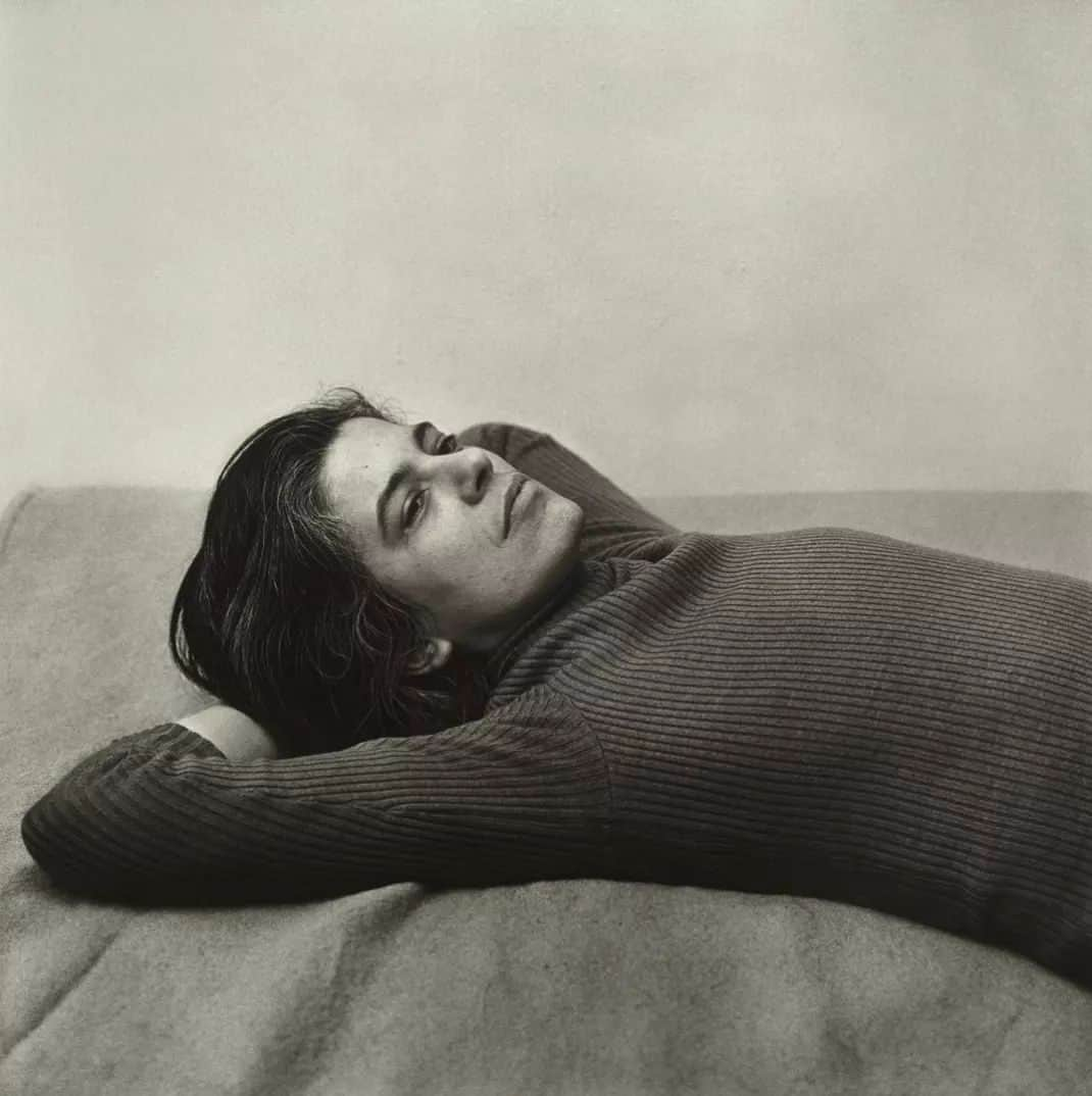 テート・ギャラリーさんのインスタグラム写真 - (テート・ギャラリーInstagram)「‘I like people who dare’ - Peter Hujar  Peter Hujar (1934-1987) was a leading figure in the group of artists, musicians, writers, and performers at the forefront of the cultural scene in downtown New York in the 1970s and early 80s. He was enormously admired for his completely uncompromising attitude towards work and life.  Hujar was particularly well known for capturing intimate portraits of his close friends, including Andy Warhol, Susan Sontag and Candy Darling. Candy Darling was a transgender superstar who appeared in several of Warhol’s works in New York in the early 1970s. Hujar’s portrait of Candy shows her in a hospital bed, surrounded by flowers, before she died of cancer at the age of twenty-nine. Hujar had a deep understanding for the individuality of his subjects, conveying, at once, their armour and their vulnerability.  Hujar died of aids-related pneumonia at the age of fifty-three, leaving behind a powerful and profound portfolio. His partner and mentoree at the time, American artist David Wojnarowicz, incorporated AIDS activism into his art until his death from the disease, five years later, in 1992. Hujar’s extraordinary book, Portraits in Life and Death, with an introduction by Susan Sontag, was published in 1976.  Today is International Day Against Homophobia, Transphobia and Biphobia, a day to raise awareness of the lasting impact of stigma, discrimination and abuse that  LGBTQIA+ individuals around the world continue to experience. #IDAHOBIT #IDAHOBIT2023  Peter Hujar: 📷 Self Portrait (with a string around his neck) 1980 © @PeterHujarArchive 📷 Susan Sontag 1975 © @PeterHujarArchive 📷 David Wojnarowicz Reclining (II) 1981 © @PeterHujarArchive 📷 Candy Darling on her Deathbed 1973 © @PeterHujarArchive 📷 Paul Thek (II) 1975 © @PeterHujarArchive」5月17日 19時40分 - tate