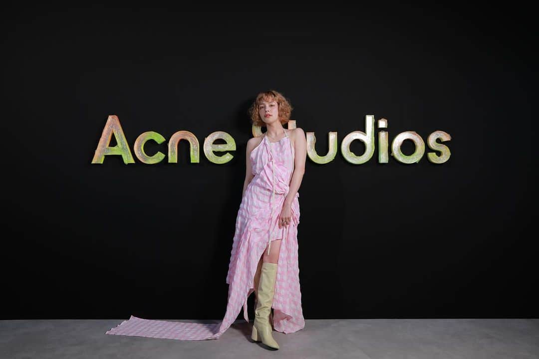 ステファニーのインスタグラム：「🌷🌸💖🕊 Acne Studios 2023 FALL&WINTER ♡ #love #fashion #acnestudios」