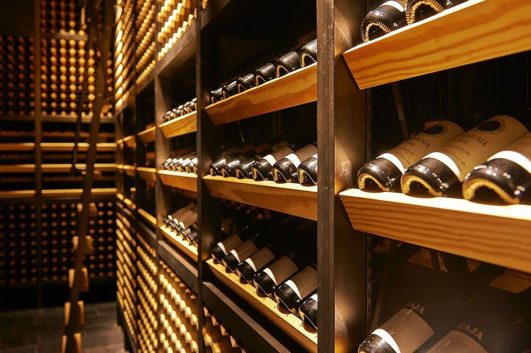 Warehouse TERRADA 寺田倉庫のインスタグラム：「TERRADA WINE STORAGE  寺田倉庫は長年、ワインの保管サービスを展開しています。 温度・湿度・照度を徹底管理し、振動を吸収するフロア構造を採用。 熟成に適した環境の中で、お客様の大切なワインをお預かりします。  また、当社が運営するワイン保管施設（セラー）にはラウンジも。 ワインを最高の状態のままお楽しみいただける、 天王洲のセラーを契約されている方のためだけのスペースです。  #寺田倉庫 #warehouseterrada  #TERRADAWINE #TERRADAWINESTORAGE  #ワイン #ワイン保管 #ワインセラー #天王洲  #Tennoz #storage #wine #winecellar」