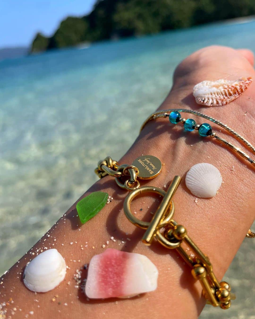 NAHOさんのインスタグラム写真 - (NAHOInstagram)「. ▽ ぜったいかわいい 『ラテ肌✖️GOLD』 . . なほの好きなGold bracelet💋✨ 海入ったりお風呂入ったり、 そのままつけててもサビないしとっても優秀なの👏♡ . 存在感あるデザインがすきっ♡ . . ▽ u link chain  bracelet @san_litore  . . #sanlitore #NAHO #nature #okinawa #zamami #zamamiisland #bracelet #beachlife #沖縄 #座間味 #座間味島 #沖縄移住 #島暮らし #海のある生活 #自然 #ビーチライフ #goldbracelet #アクセサリー #ラテ肌」5月17日 19時46分 - naho25__kai_noa