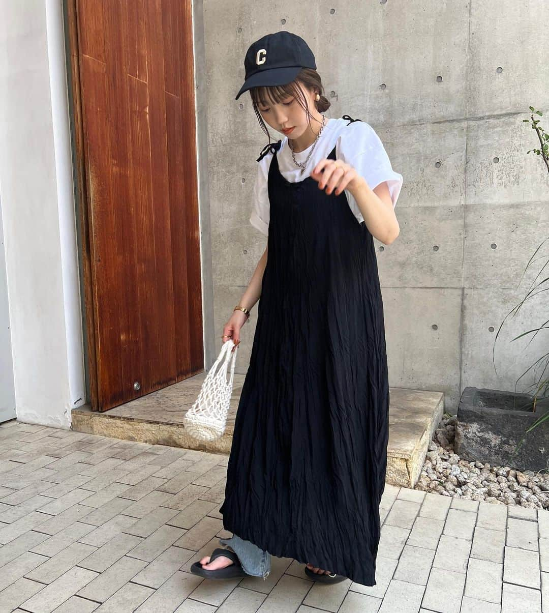 とらまめさんのインスタグラム写真 - (とらまめInstagram)「大人気の神ワンピースが再販売したよ🤭❤️‍🔥  リボンリンクルロングワンピース2800円とプチプラなのに 高見えワンピースになっていて 元々シワ加工されている素材なので アイロンいらずでお手入れも楽ちんなのです🧏🏻‍♀️  肩紐の結び具合で長さが変えられるので 低身長さんでも高身長さんでも着ていただけます🍒  体型カバー、インナーにはシンプルなTシャツ、 デザインものやカラーアイテムを合わせても◎  プチプラやのにこのクオリティ！神ワンピです✨ ぜひEllaでチェックしてみてね（＾_＾）✌🏻  とらまめ  #プチプラコーデ#プチプラ高見えコーデ#ワンピースコーデ#レイヤードコーデ#153cmコーデ#骨格ウェーブ#nugu」5月17日 19時47分 - mrn___33