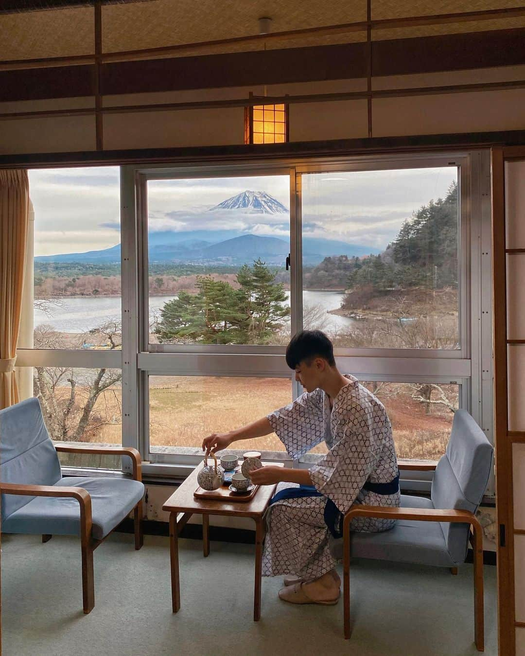 葉晟睿さんのインスタグラム写真 - (葉晟睿Instagram)「🗻 富士山住宿｜山田屋ホテル ♨️  #kalvintravel🇯🇵   終於來簡單整理這次在富士山的住宿了 特色是在人煙較稀少的精進湖、價錢可以  🚌 交通｜ 到山田屋ホテル只能做坐周遊巴士(藍線) 而且每日只有三班！(9:35/13:35/15:35) 可以先在河口湖附近逛逛吃午餐 搭13:35的車，交通時間約40分鐘 13:35 河口湖駅→14:15 山田屋ホテル前 到了剛好可以check-in還有預約湯屋  💰價錢｜ 當時去住是一間 ¥24,300 一個人大概2800台幣 有包含一泊二食其實很划算 晚餐跟早餐還是懷石料理  #kalvintravel  #kalvineats🇯🇵  #kalvineats🇯🇵tokyo #山田屋ホテル  #yamadayahotel  #富士山 #精進湖」5月17日 19時47分 - kalvin.yeh