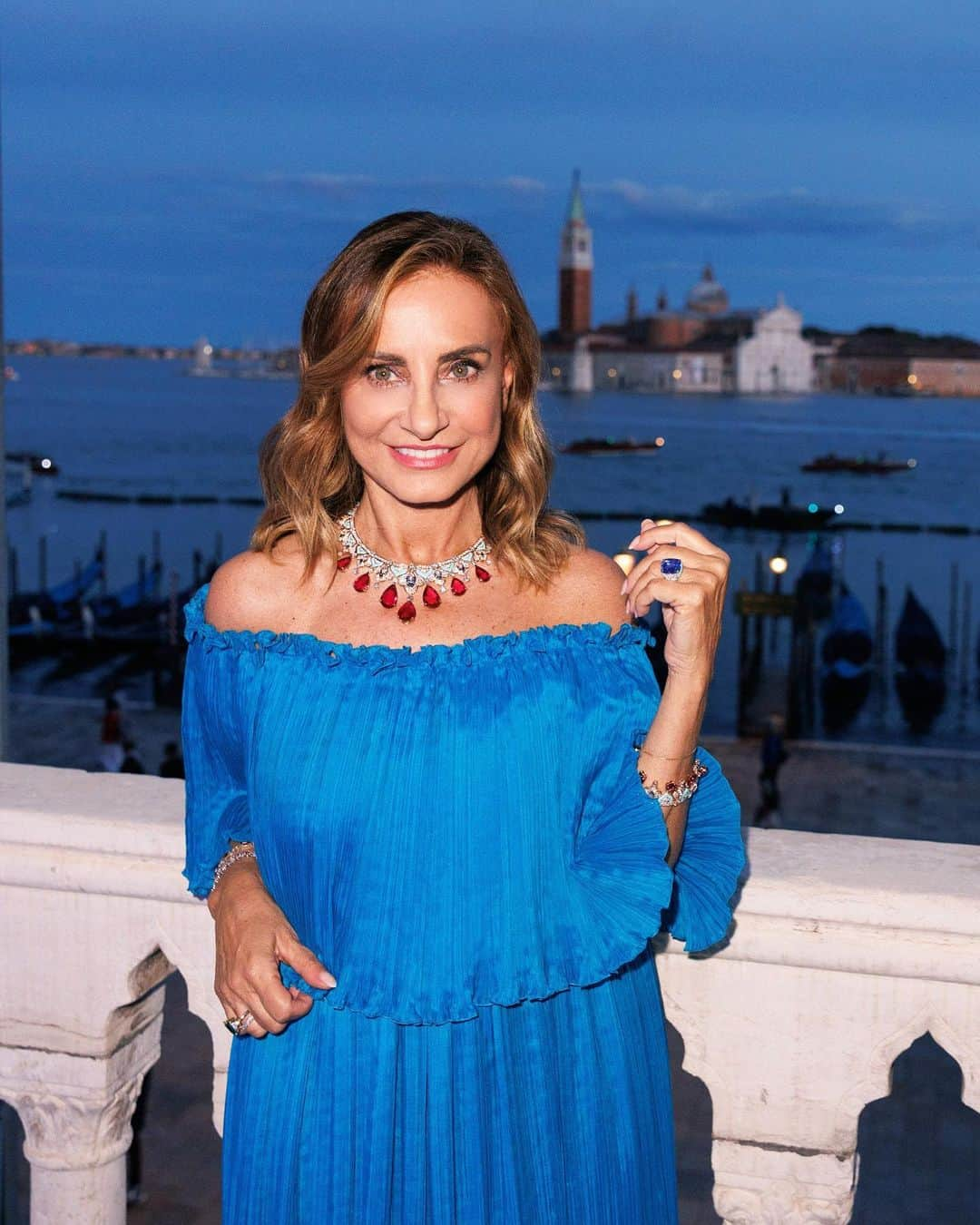 Vogue Italiaさんのインスタグラム写真 - (Vogue ItaliaInstagram)「@Bulgari ha scelto Venezia, straordinario crocevia culturale del Mediterraneo, per svelare la sua nuova collezione di Alta Gioielleria e orologi di Alta Gamma Mediterranea. Ospiti internazionali, tra cui gli ambassador @Zendaya, @AnneHathaway, @lalalalisa_m, @PriyankaChopra, @Yifei_cc, @Hikari, @Yang_0099 e @LashanaLynch come anche personalità di spicco del mondo della moda come @LuxuryLaw e @ErinWalshStyle, sono stati invitati ad immergersi in un universo fatto di bellezza e meraviglia italiana. Scopri di più al nostro link in bio.   Photo: @germanlarkin」5月17日 19時48分 - vogueitalia