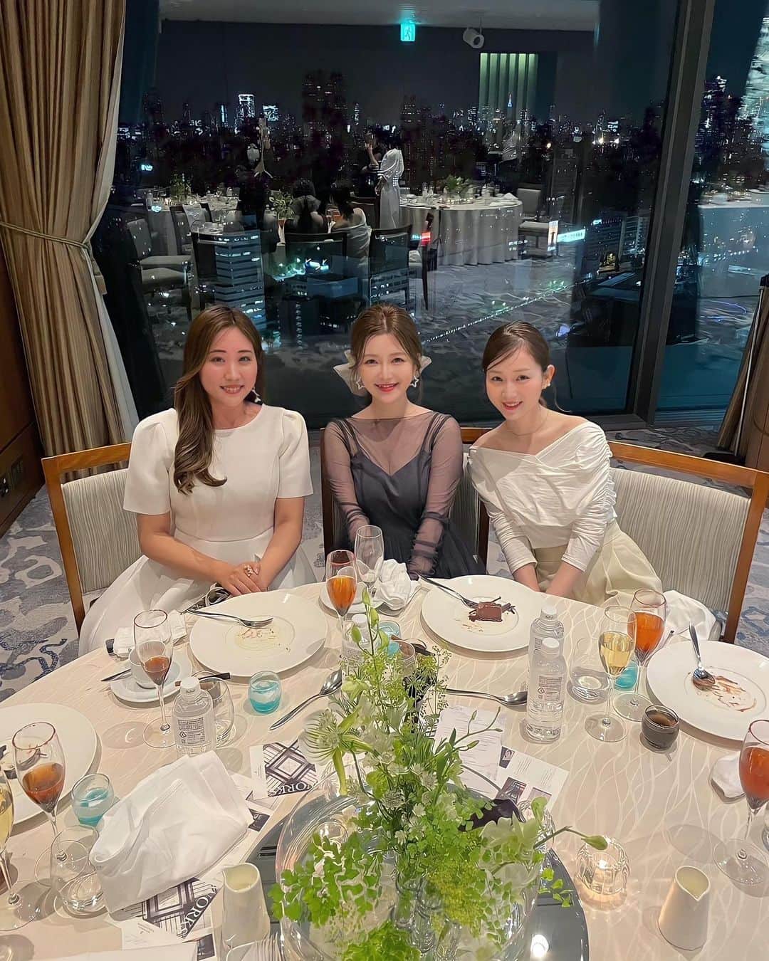 蓼沼綾のインスタグラム：「▼  𝑇𝐻𝐸 𝑆𝑇𝑅𝐼𝑁𝐺𝑆 𝐵𝑌 𝐼𝑁𝑇𝐸𝑅 𝐶𝑂𝑁𝑇𝐼𝑁𝐸𝑁𝑇𝐴𝐿 𝑇𝑂𝐾𝑌𝑂 20 𝑌𝐸𝐴𝑅𝑆 𝐴𝑁𝑁𝐼𝑉𝐸𝑅𝑆𝐴𝑅𝑌 𝑃𝐴𝑅𝑇𝑌🕊️  昨夜は( @strings_ic )さんの20周年記念 セレブレーションパーティーへお邪魔して来ました🥂  満点の夜景を一望できる26階のレストランでは、 カクテルパフォーマンスやインターコンチネンタルホテルのオブジェをモチーフにしたスイーツやアートから インスパイアされたお料理など20周年を記念した ディナーコースを頂きました🍽️  ハープの即興演奏とプロジェクションマッピングの コラボ演出があまりに美しくて素敵で 心を奪われてしまいました🕊️ ( 是非、音声ありで聞いてみてください📢 )  ラグジュアリー空間でいただくお料理は美味しくて 楽しくてあっという間のディナータイムとなりました💍 るなちゃん&さきちゃん お誘いありがとうございました🫶🏻💎  ------------------------------  ◾️THE STRINGS BY INTER CONTINENTAL TOKYO / ザ・ストリングス　インターコンチネンタル東京 @strings_ic   26階 メロディア 【開業20周年記念】セレブレーション アートディナー（2023.5/11～9/5） 品川駅港南口より徒歩1分🐾  ------------------------------  #thestringsbyintercontinentaltokyo  #インターコンチネンタル #ストリングスホテル  #品川グルメ  #品川カフェ  #20周年 #レセプションパーティー  #party #アフタヌーンティー #afternoontea  #ホテル女子会 #女子会ディナー  #ホテルレストラン」